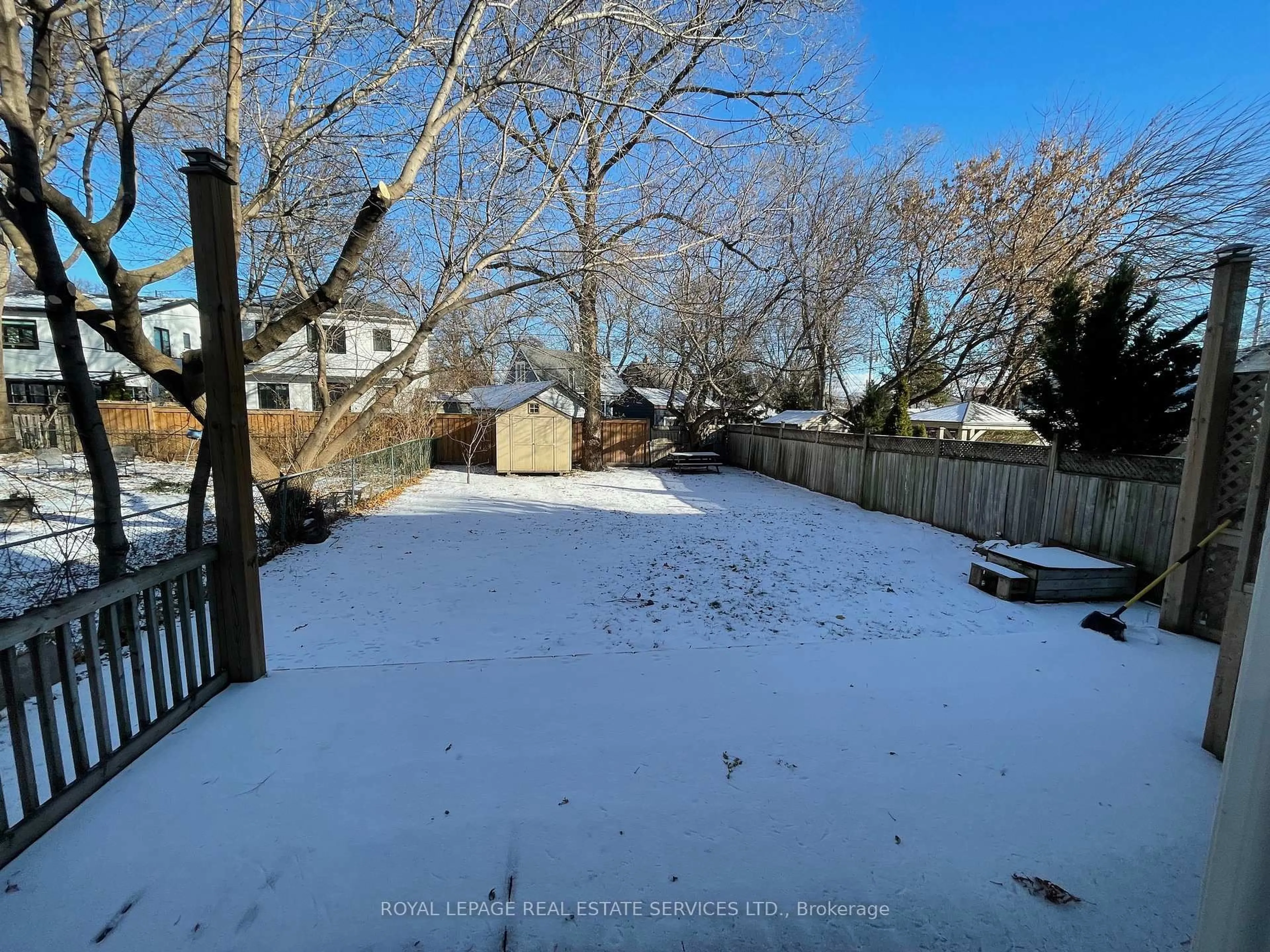 A pic from outside/outdoor area/front of a property/back of a property/a pic from drone, unknown for 11 Uno Dr, Toronto Ontario M8Z 3N7