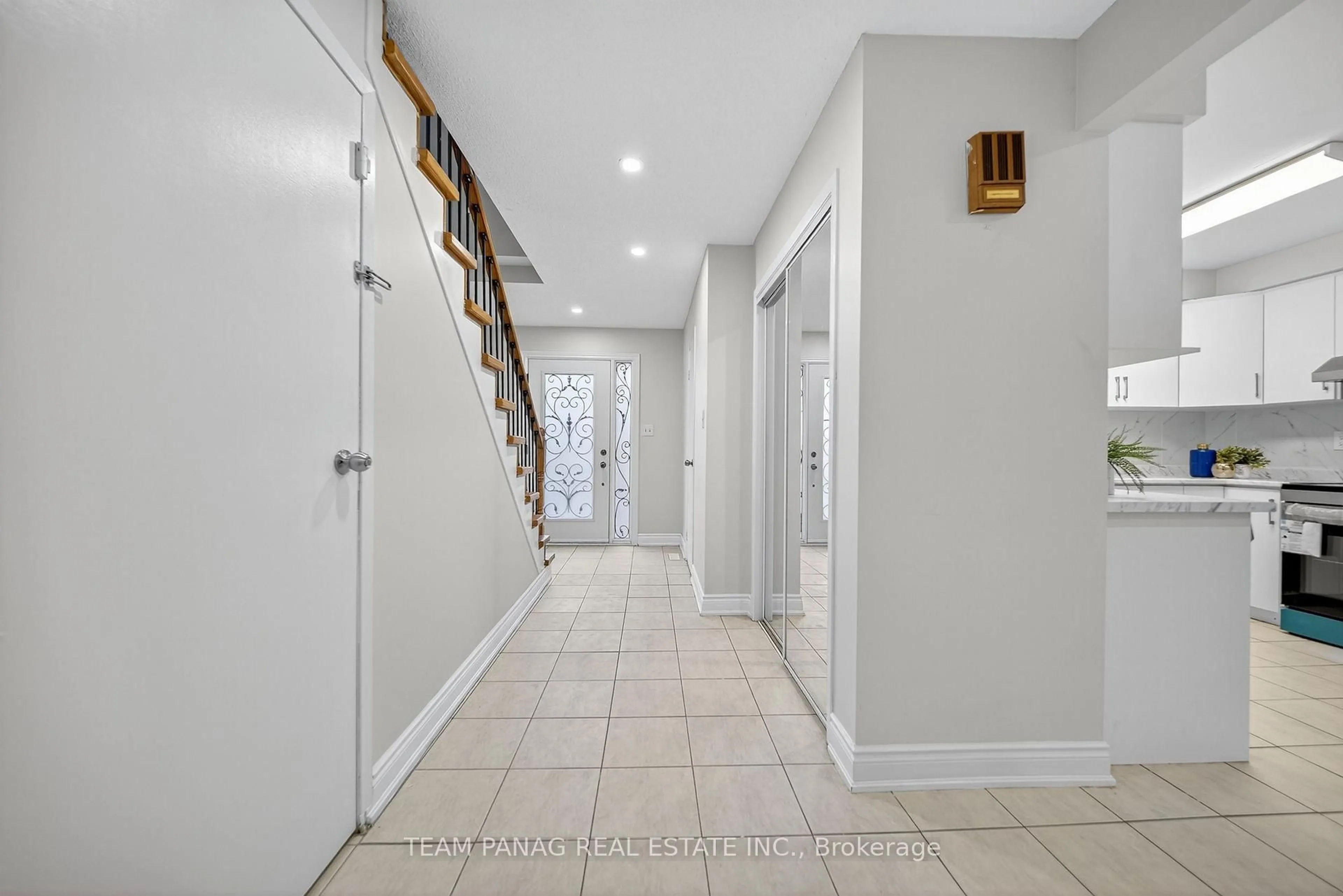 Indoor foyer for 119 Harold St, Brampton Ontario L6Y 1E8