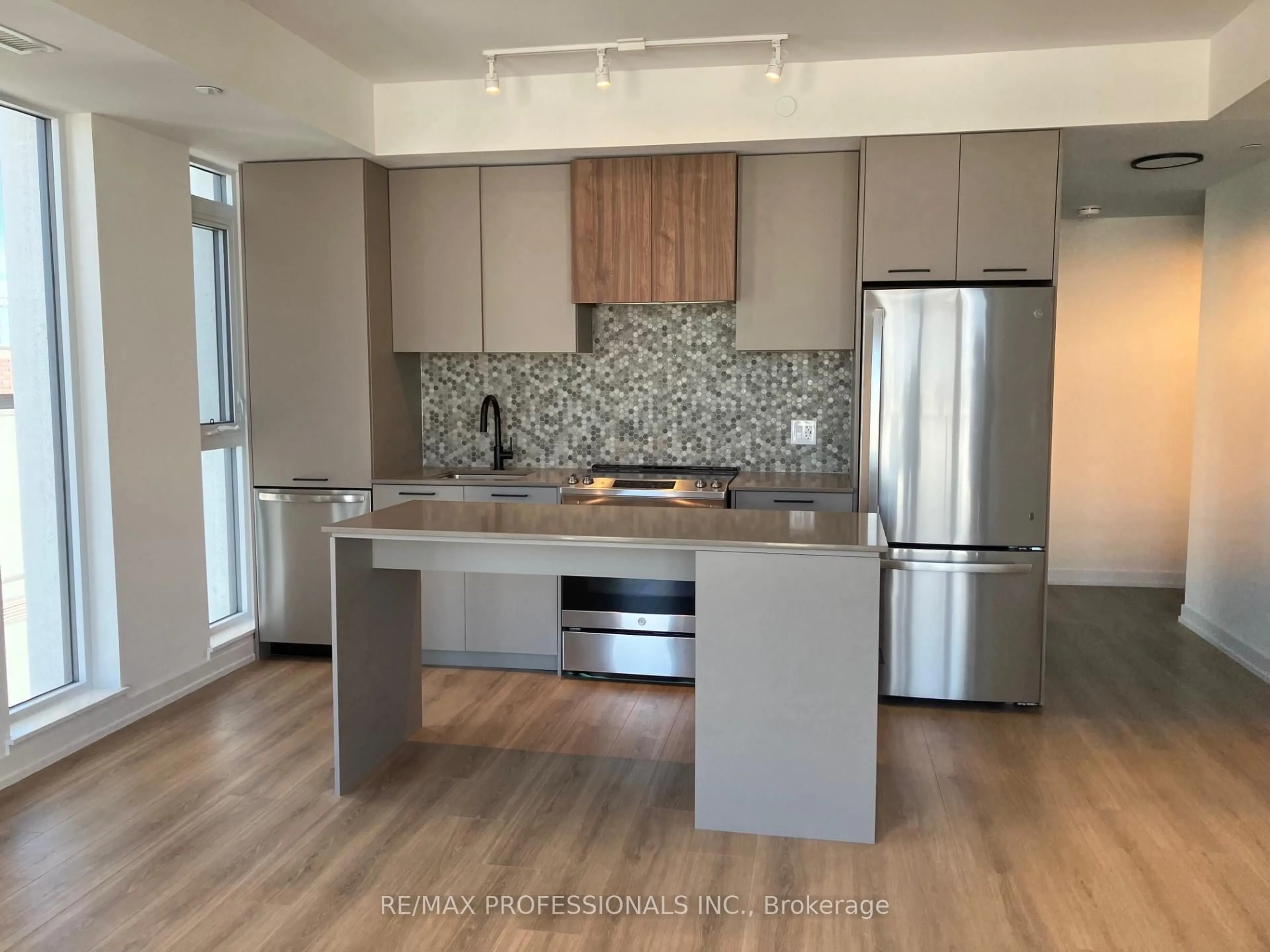 Open concept kitchen, unknown for 10 Lagerfeld Dr #404, Brampton Ontario L7A 0H8