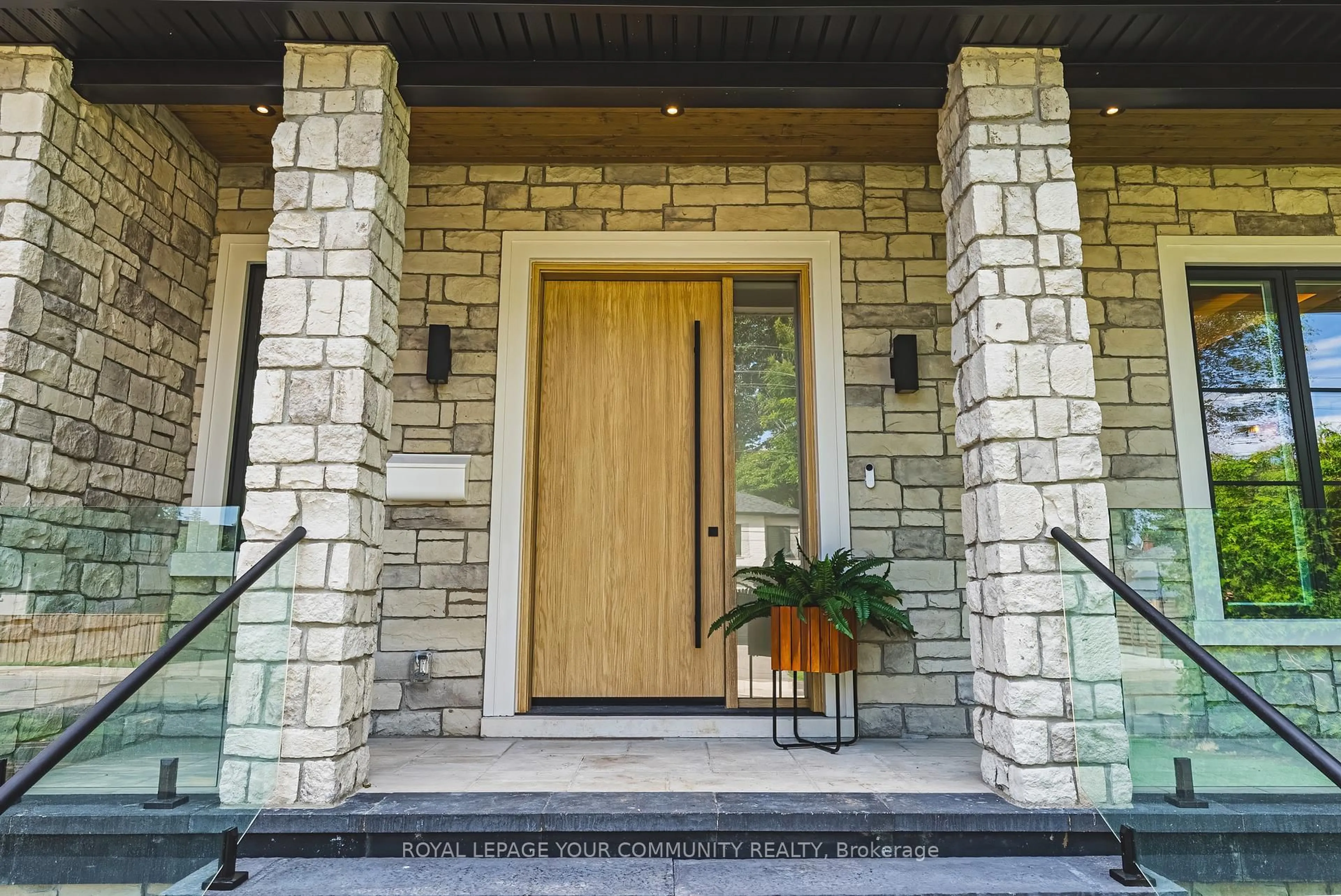 Indoor entryway for 202 Queen St, Mississauga Ontario L5H 1L6