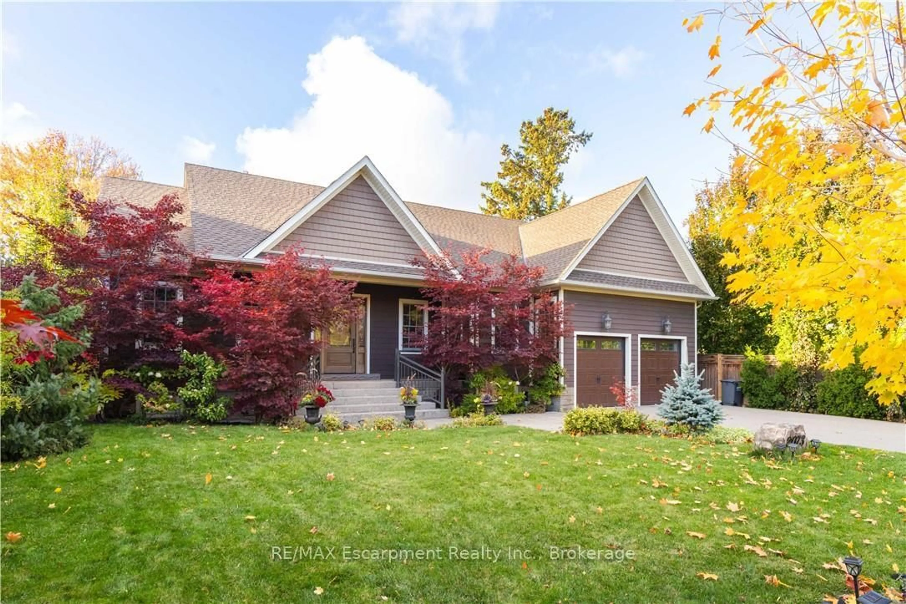 Home with vinyl exterior material, street for 2073 Deramore Dr, Oakville Ontario L6J 2P7