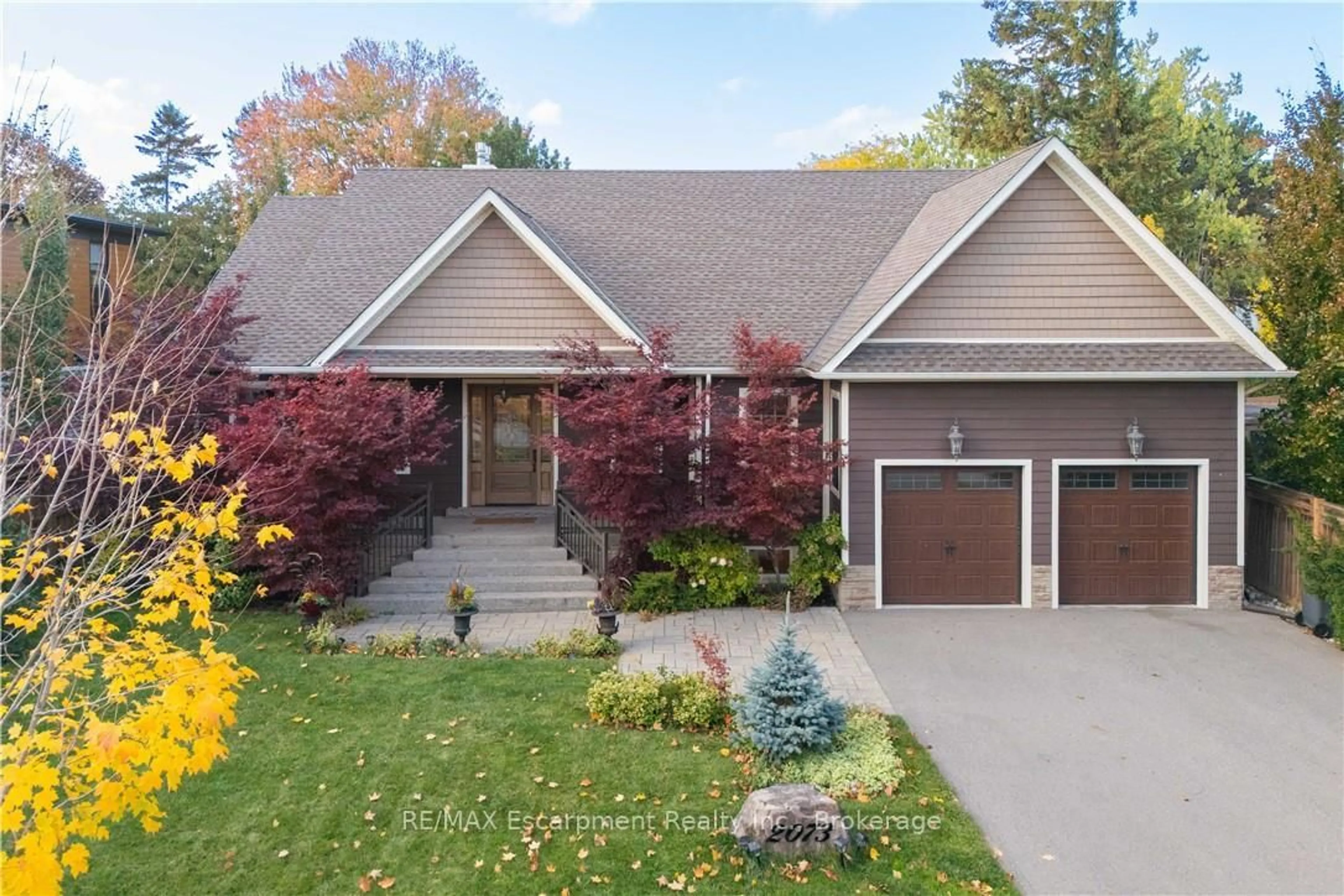 Home with vinyl exterior material, street for 2073 Deramore Dr, Oakville Ontario L6J 2P7