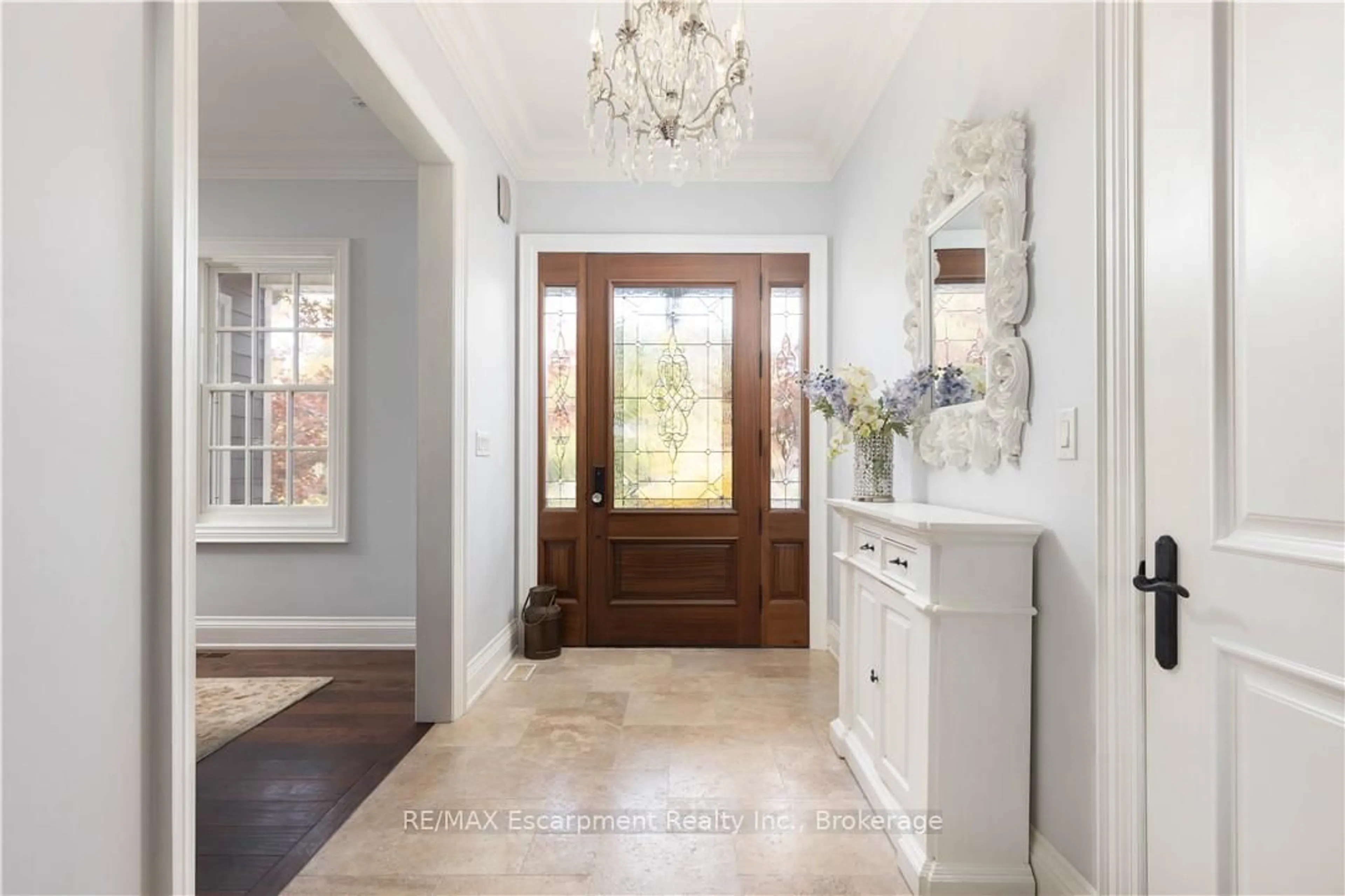 Indoor entryway for 2073 Deramore Dr, Oakville Ontario L6J 2P7