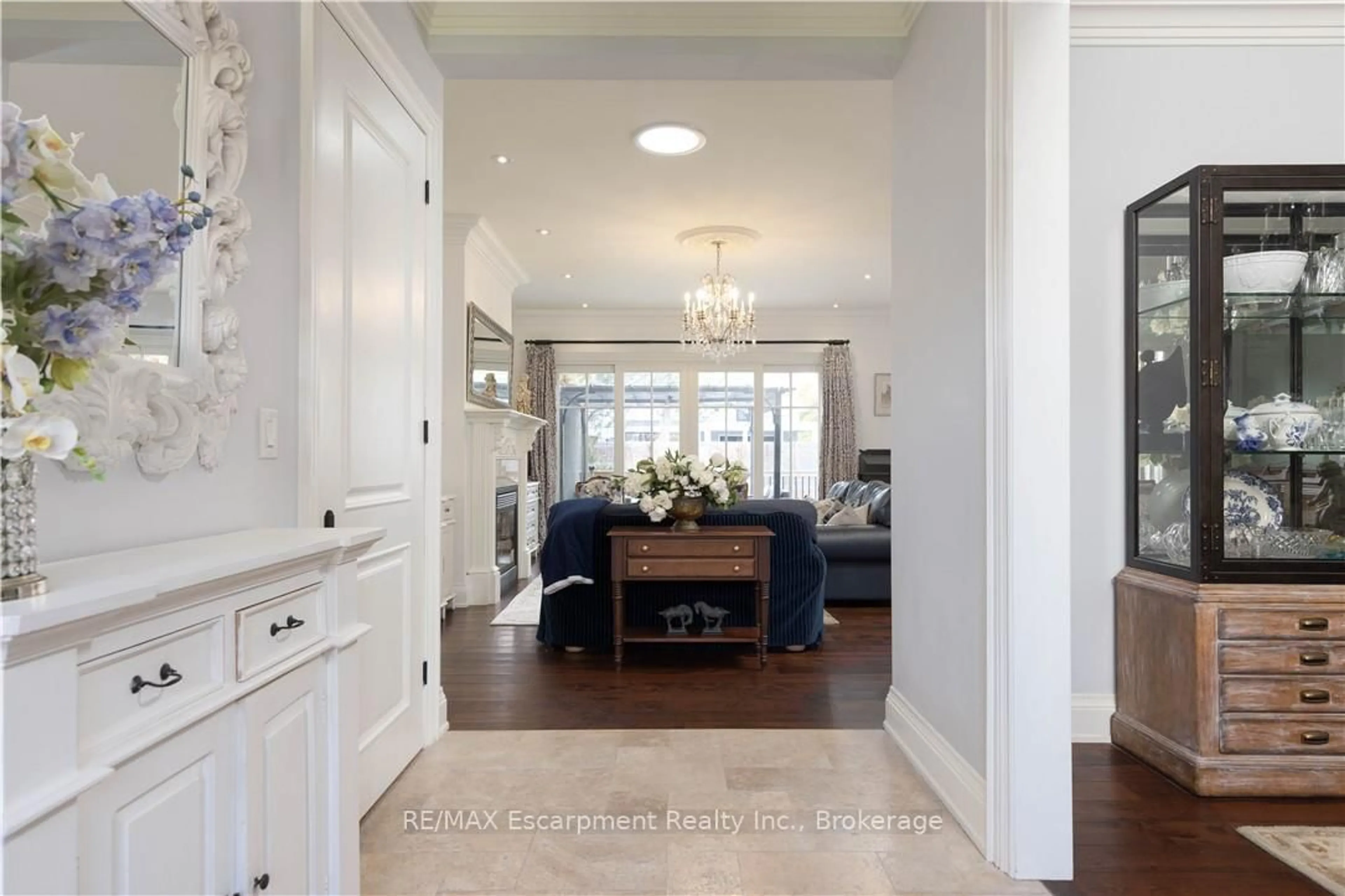 Indoor entryway for 2073 Deramore Dr, Oakville Ontario L6J 2P7