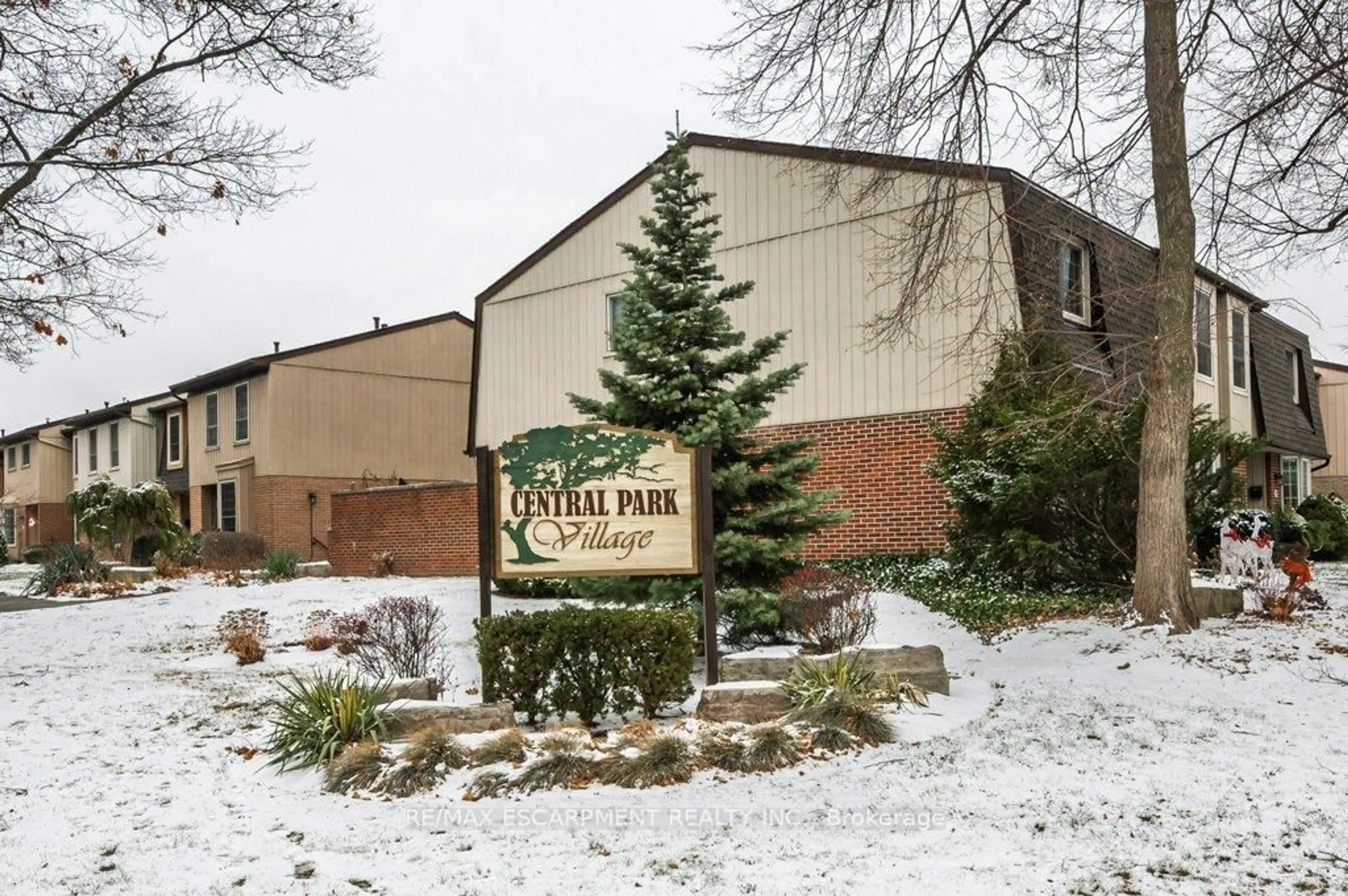 Indoor foyer for 565 Guelph Line #15, Burlington Ontario L7R 3M5