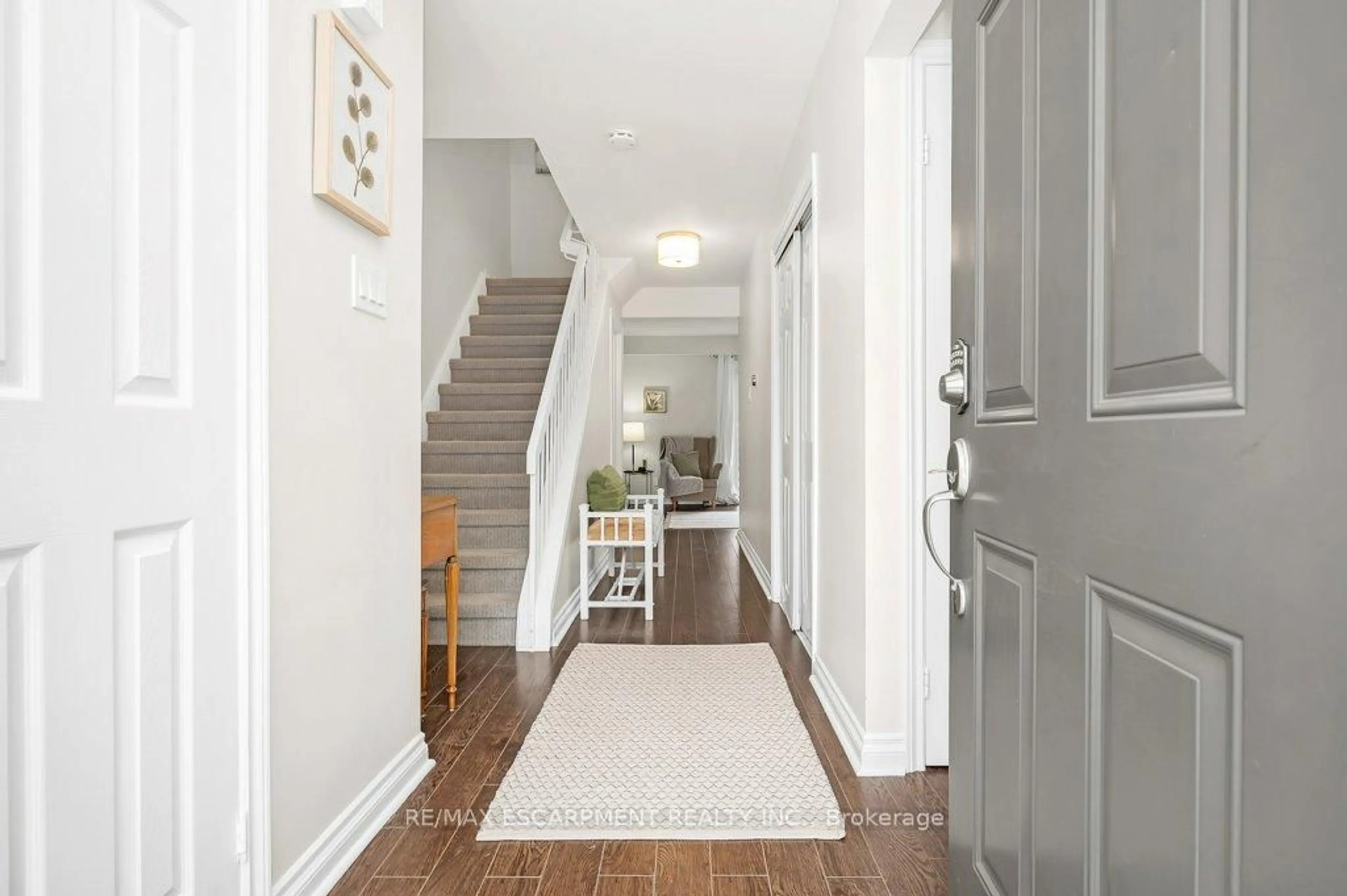 Indoor entryway for 565 Guelph Line #15, Burlington Ontario L7R 3M5