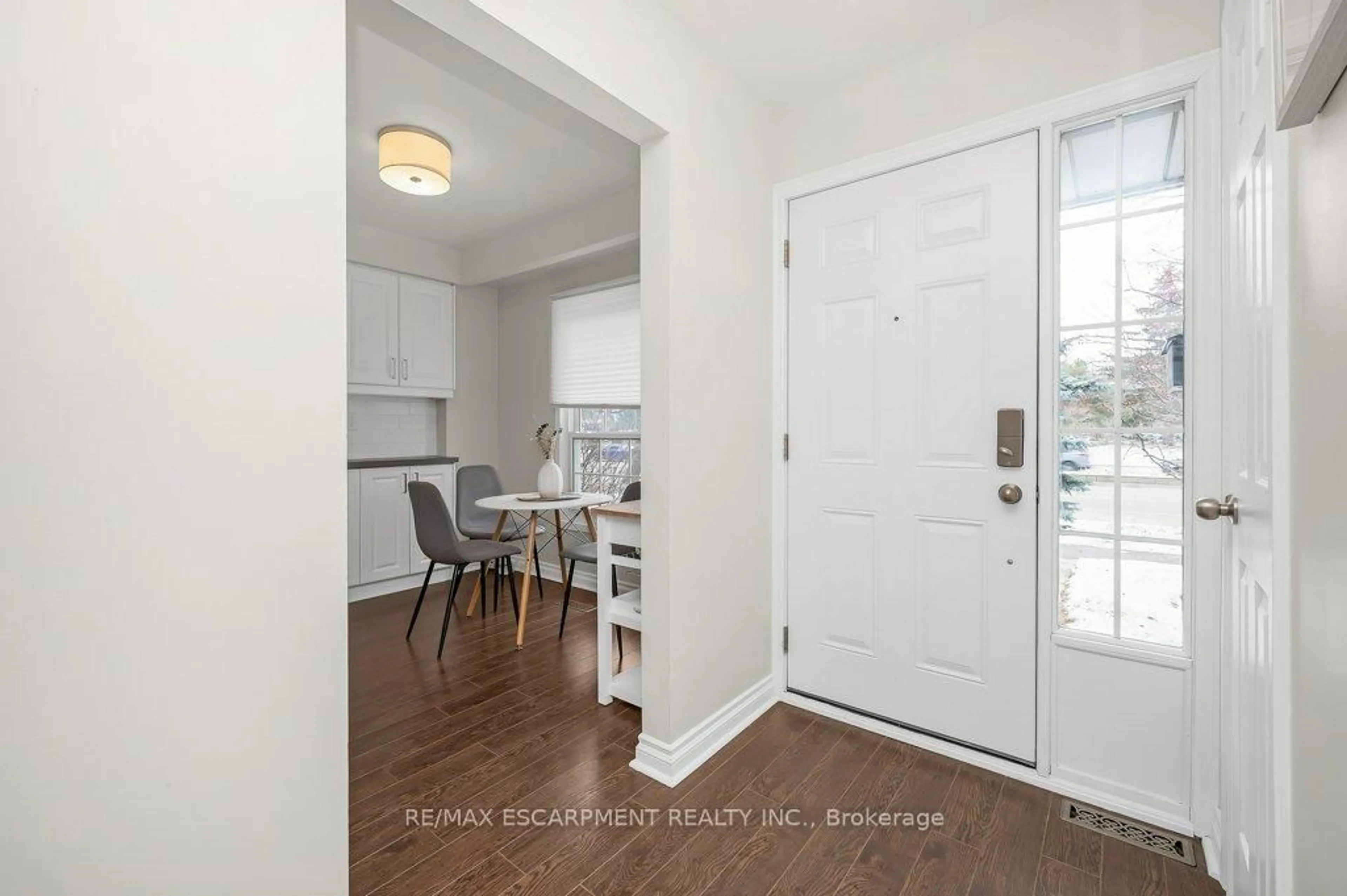 Indoor entryway for 565 Guelph Line #15, Burlington Ontario L7R 3M5