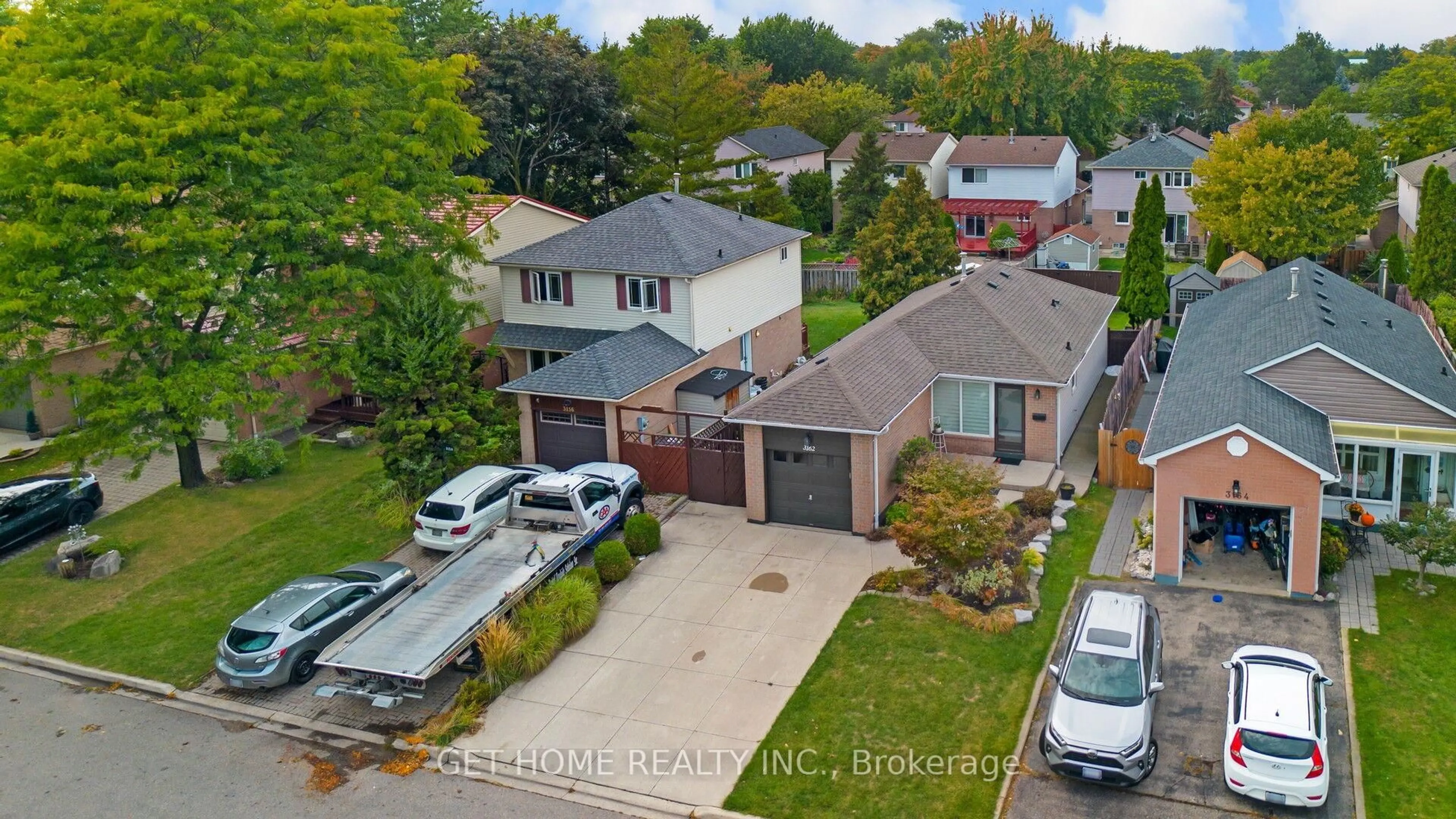 A pic from outside/outdoor area/front of a property/back of a property/a pic from drone, street for 3162 Cantelon Cres, Mississauga Ontario L5N 3J8