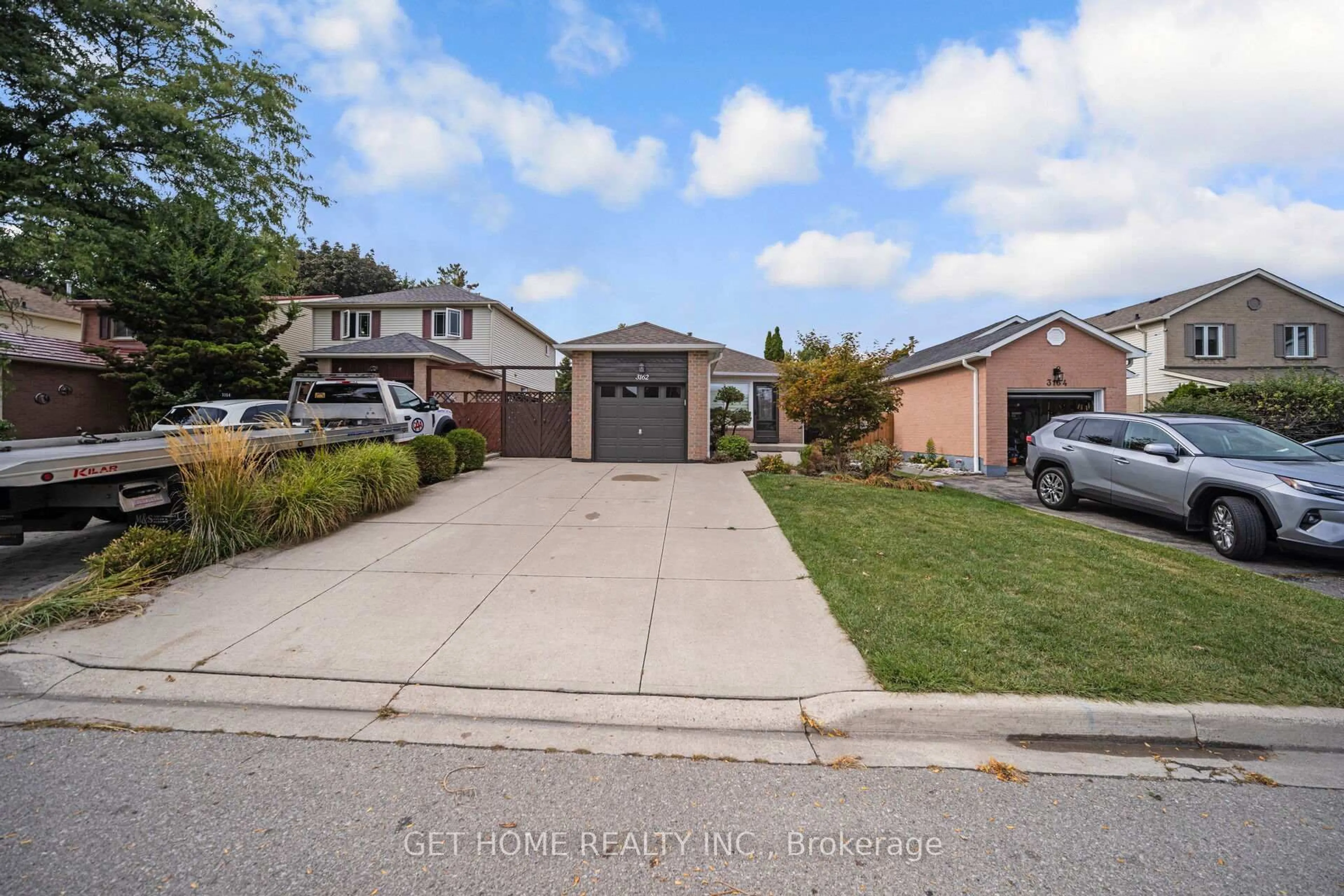 A pic from outside/outdoor area/front of a property/back of a property/a pic from drone, street for 3162 Cantelon Cres, Mississauga Ontario L5N 3J8