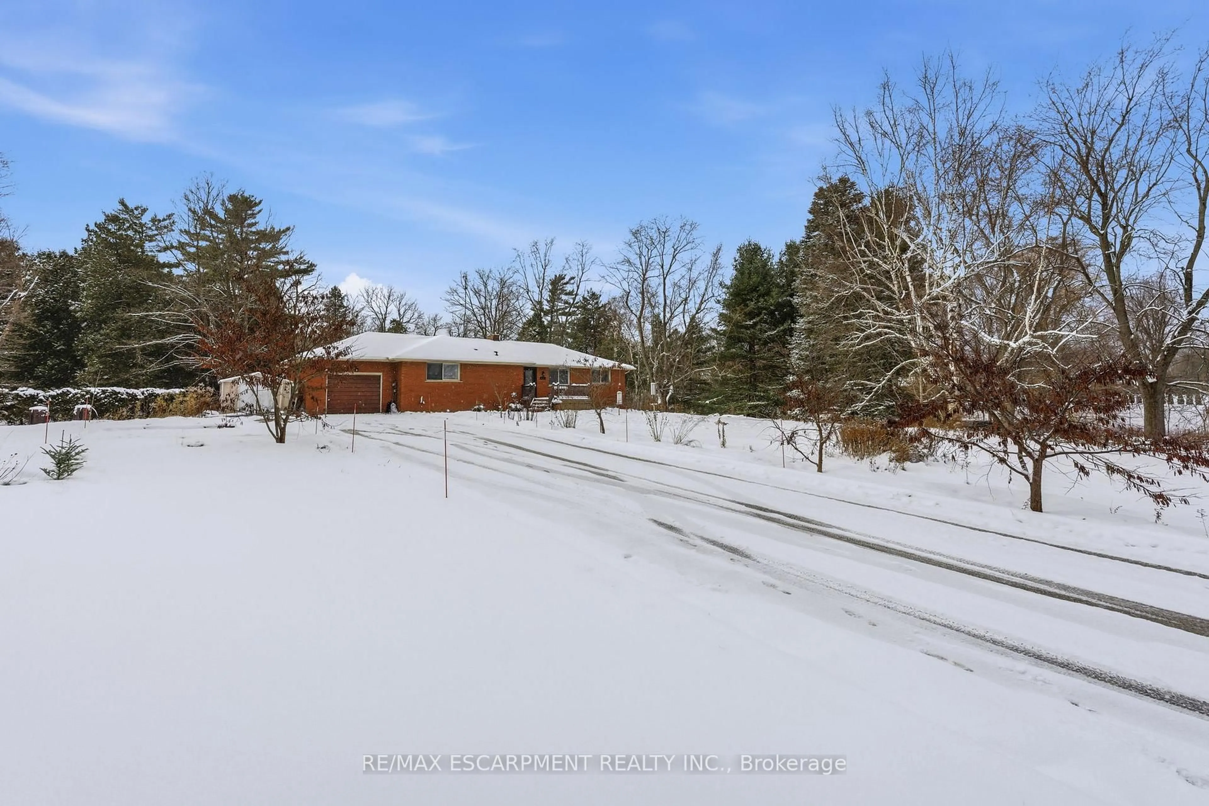 A pic from outside/outdoor area/front of a property/back of a property/a pic from drone, mountain view for 6780 McNiven Rd, Burlington Ontario L7P 0K6