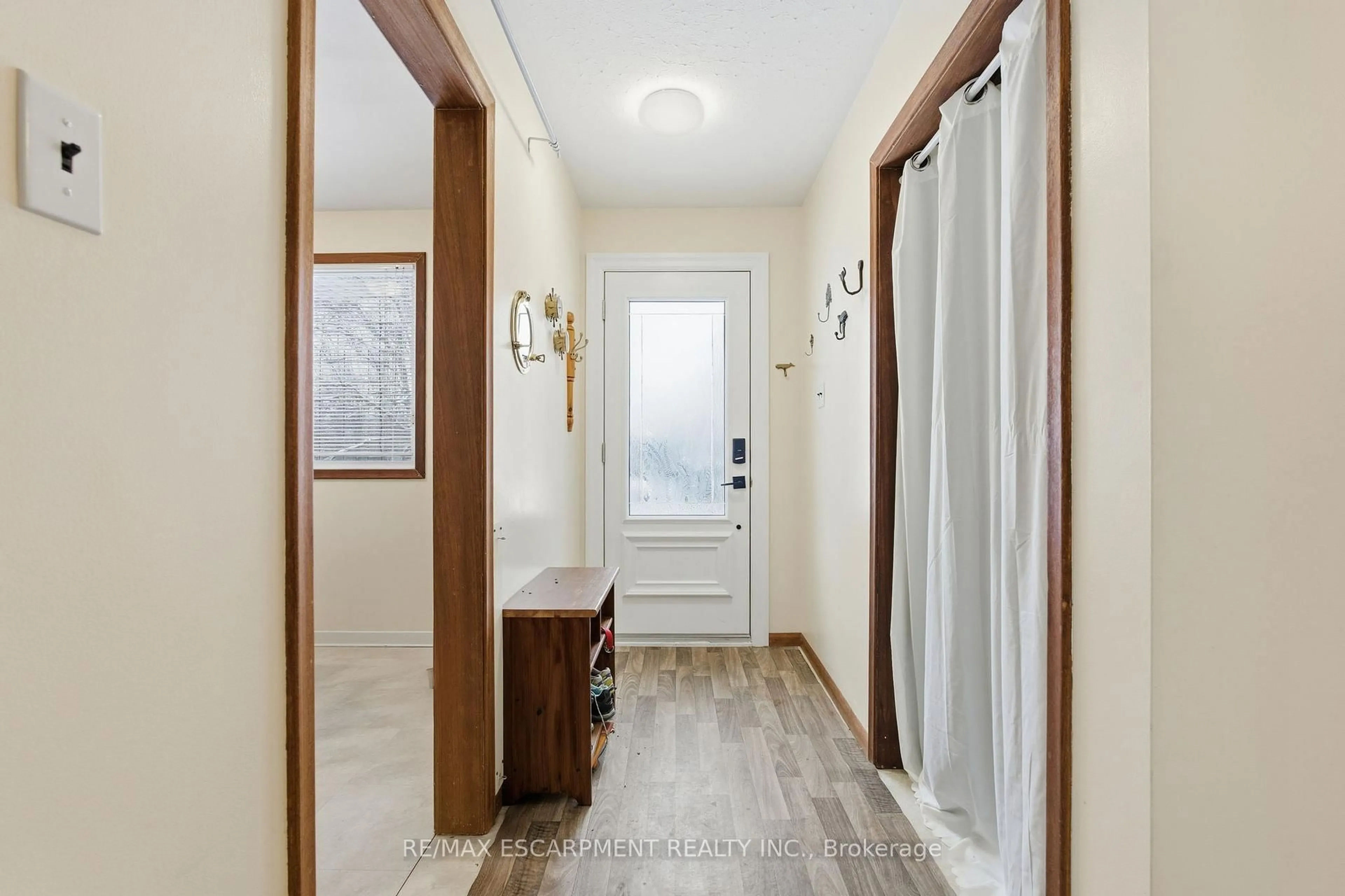 Indoor entryway for 6780 McNiven Rd, Burlington Ontario L7P 0K6