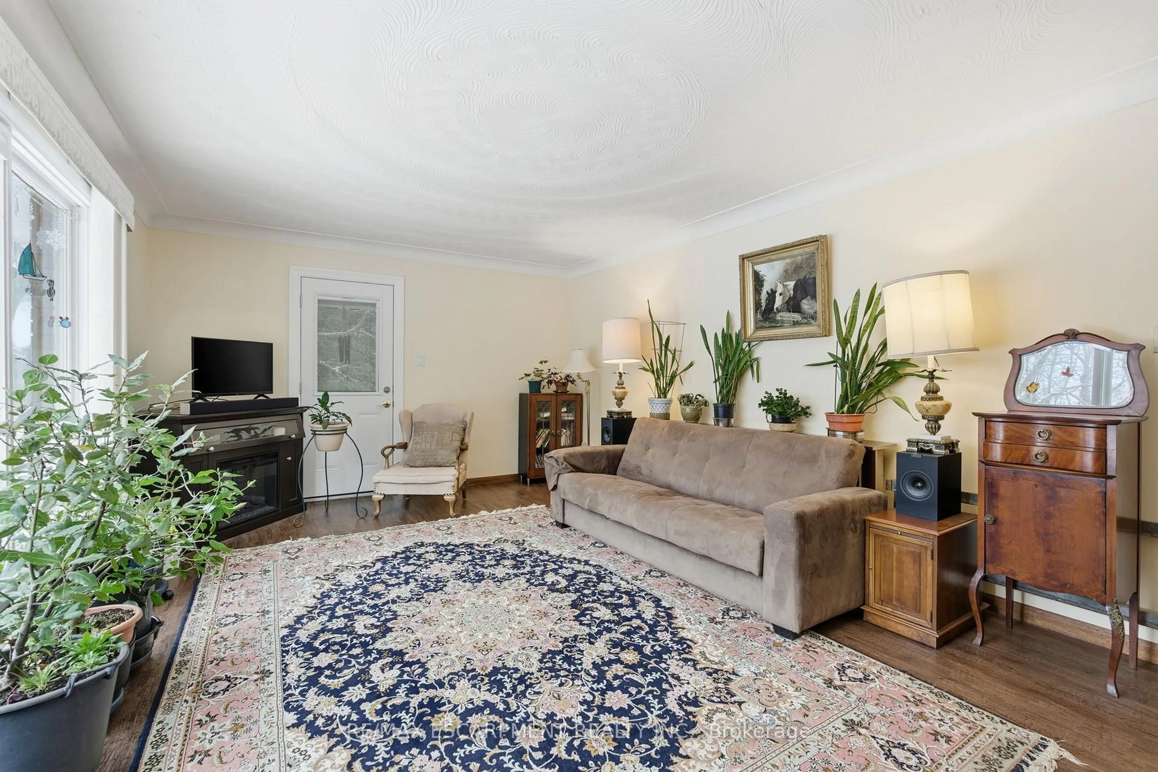 Living room with furniture, unknown for 6780 McNiven Rd, Burlington Ontario L7P 0K6