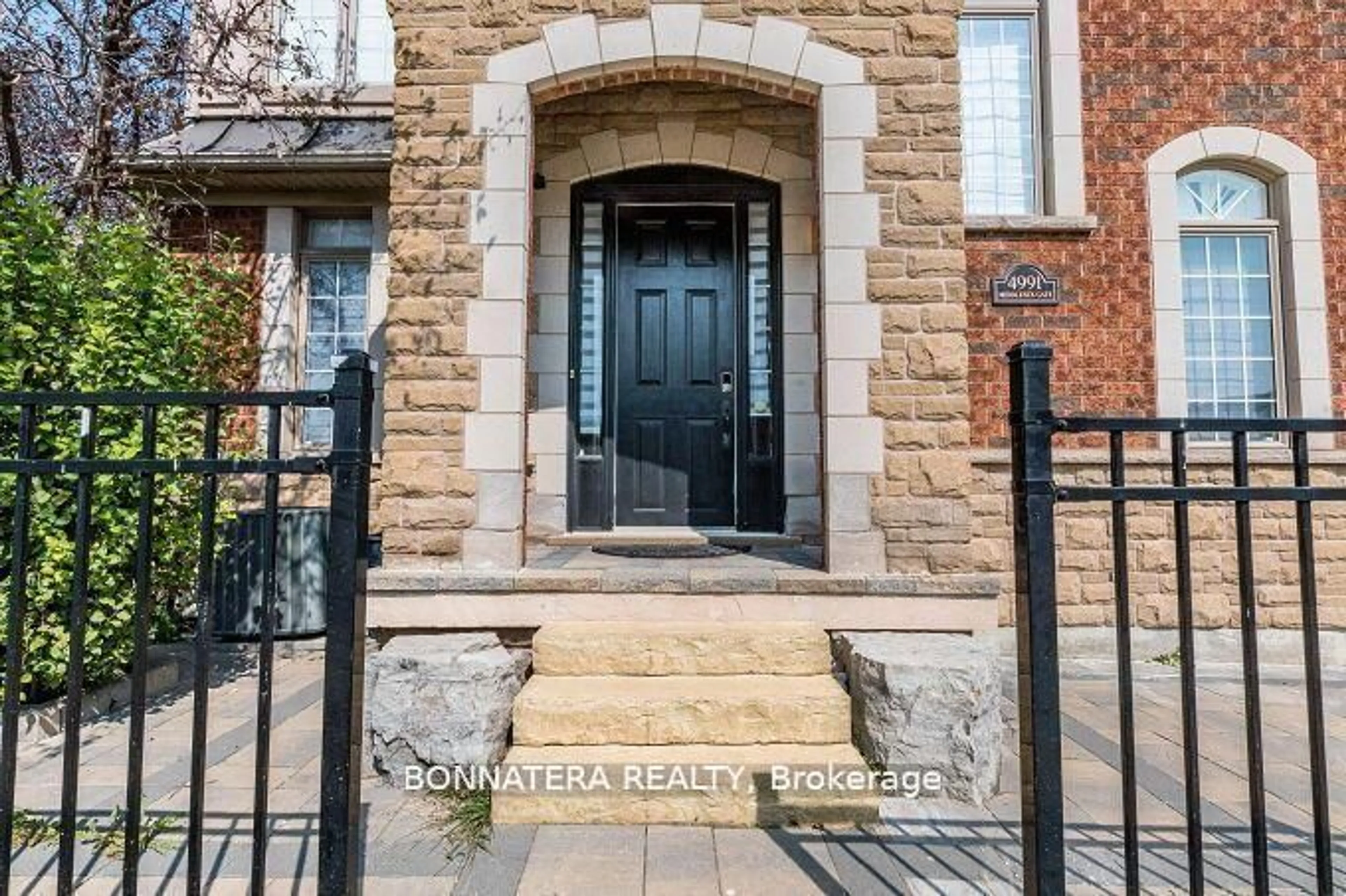 Indoor entryway for 4991 Middlesex Gate, Mississauga Ontario L5M 7P2