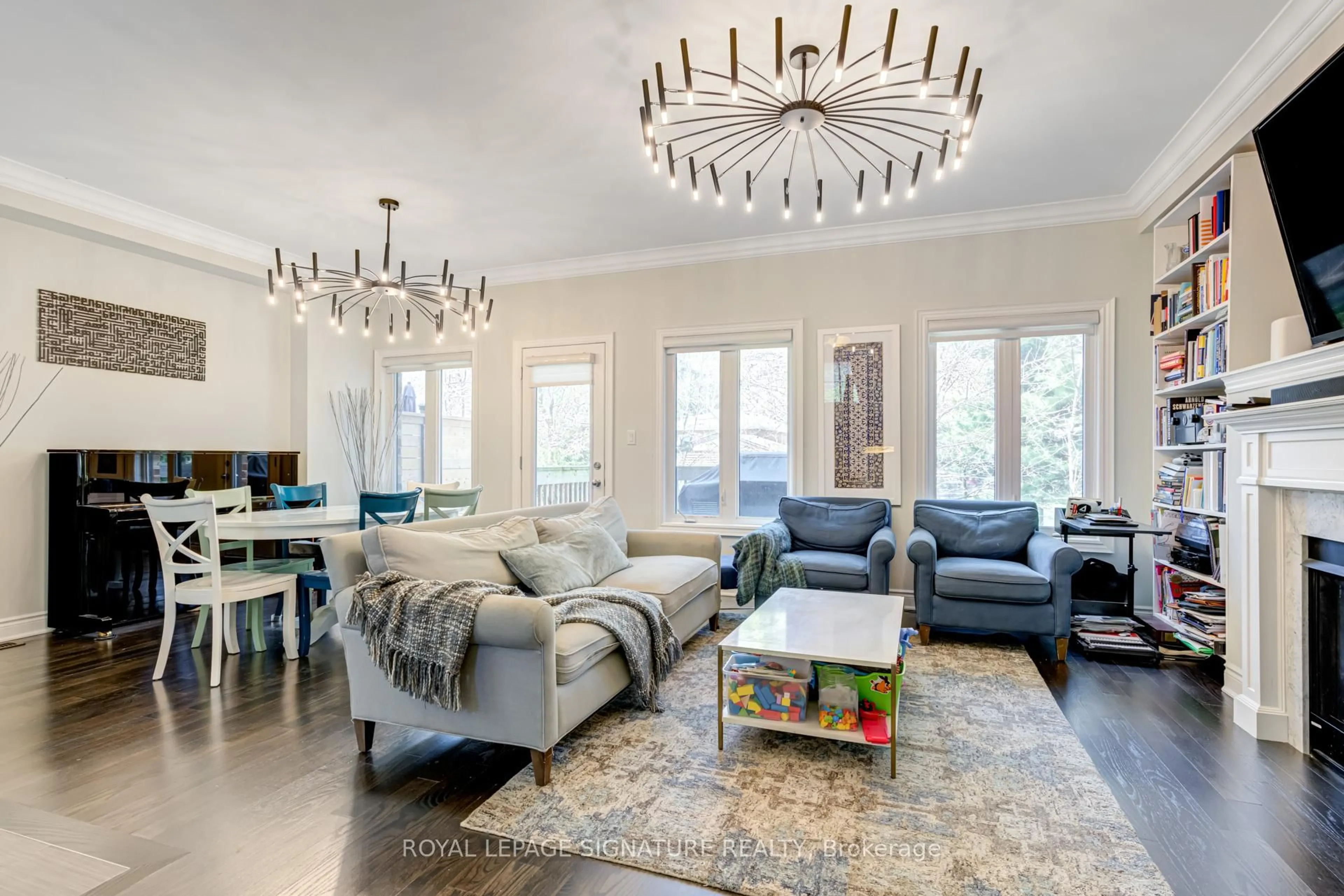 Living room with furniture, unknown for 1223 Azinger Lane, Mississauga Ontario L5E 0A7