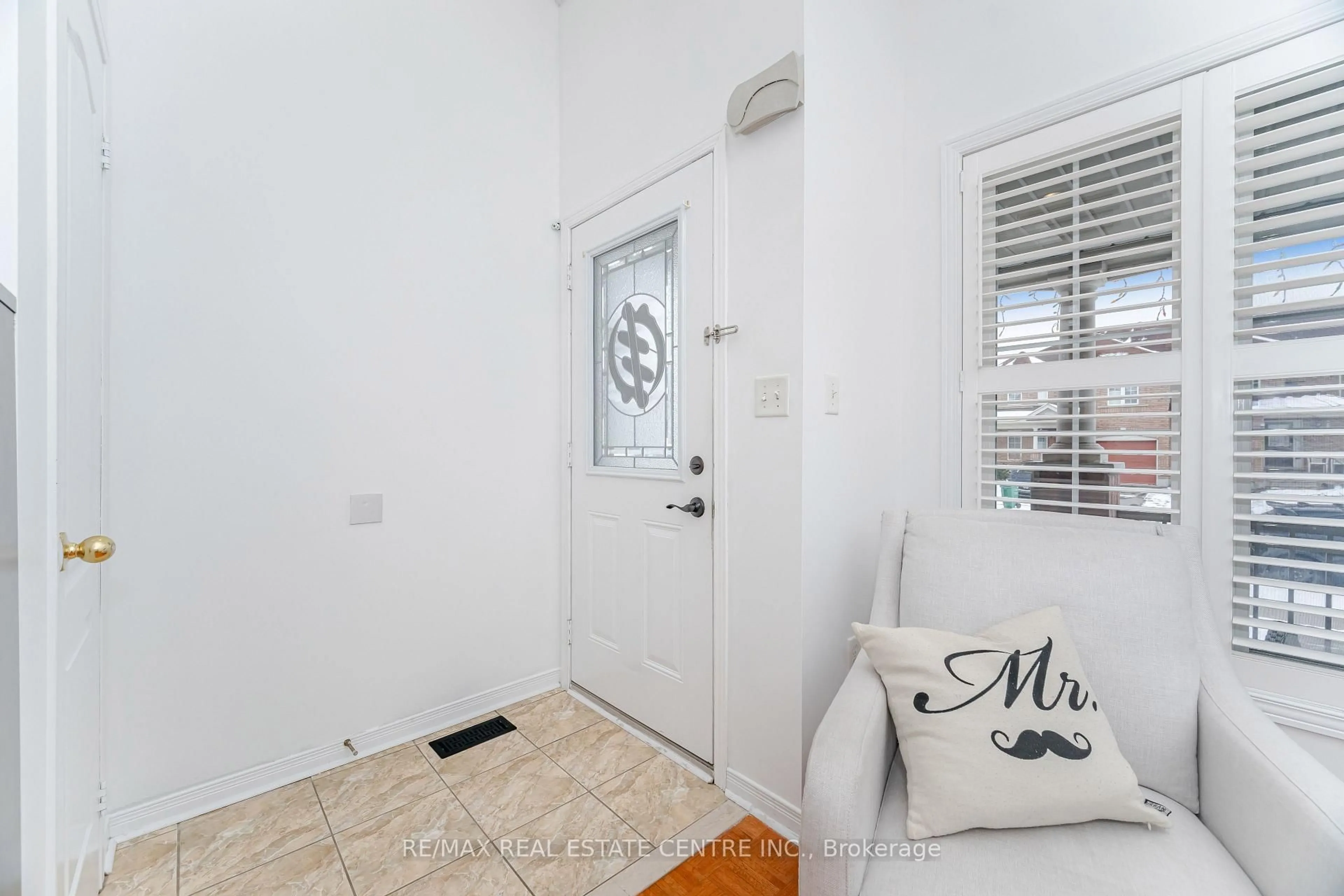 Indoor entryway for 23 Quailvalley Dr, Brampton Ontario L6R 0N3