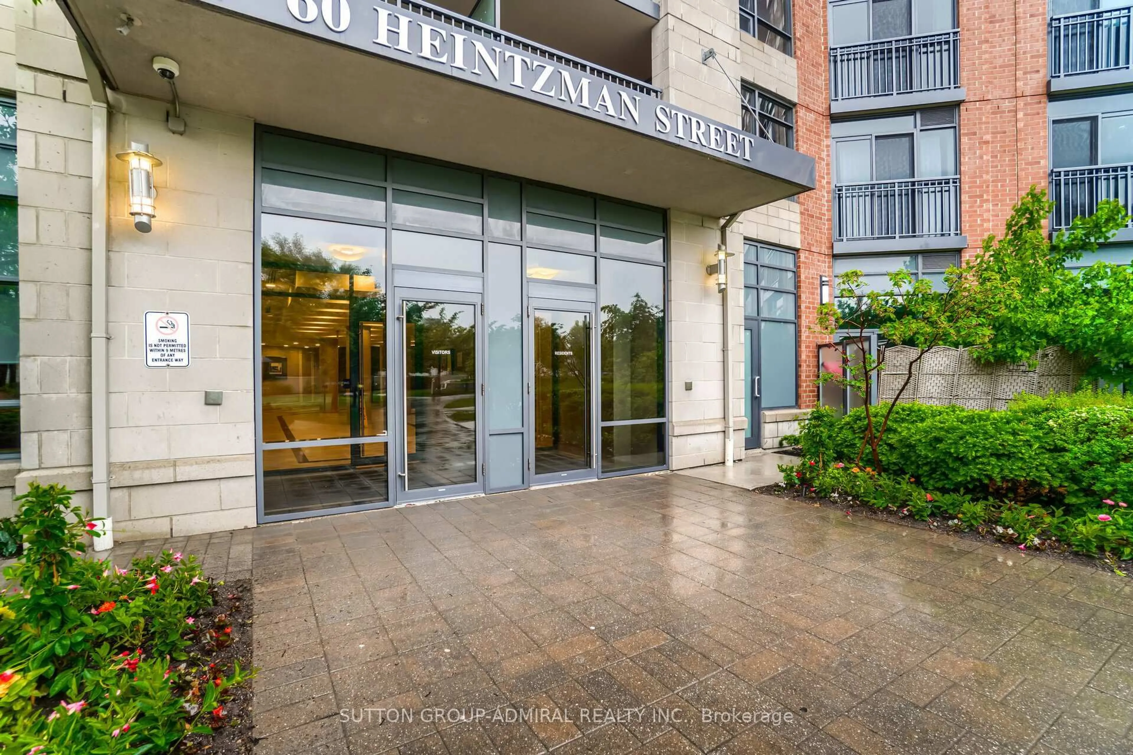 Indoor foyer for 60 Heintzman St #1138, Toronto Ontario M6P 5A1
