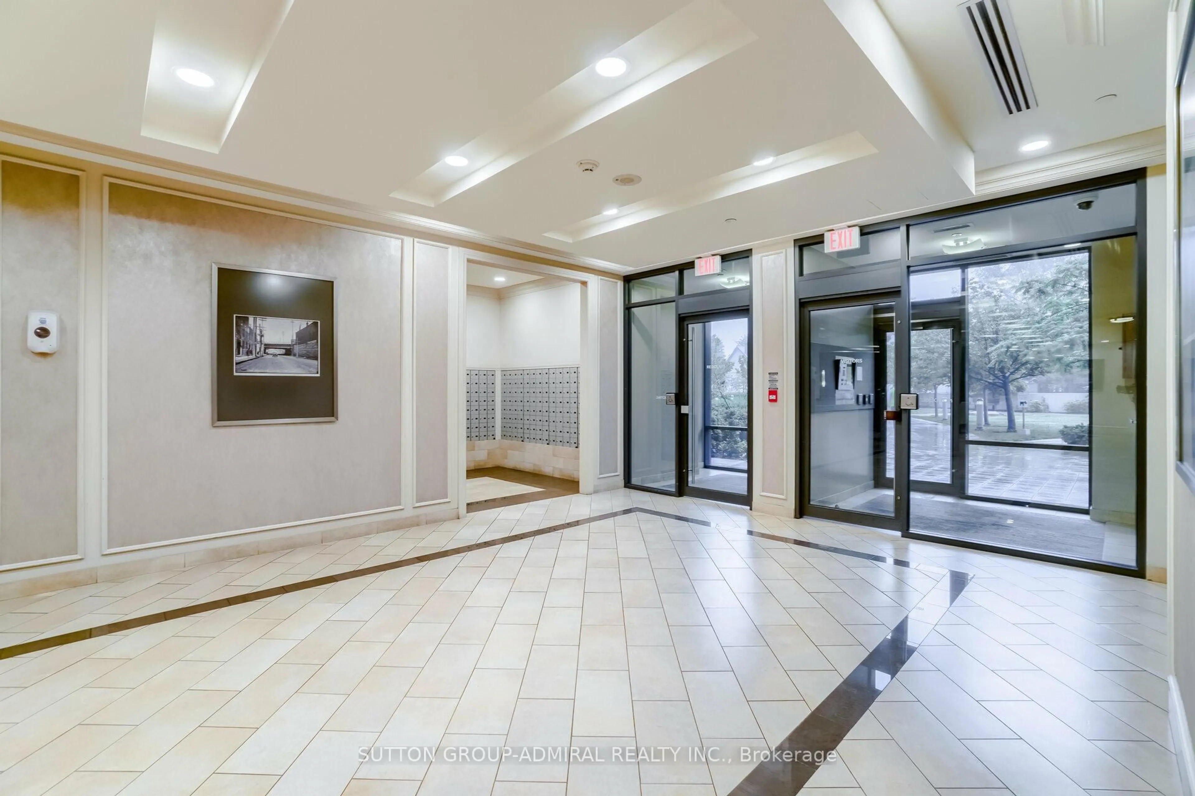 Indoor foyer for 60 Heintzman St #1138, Toronto Ontario M6P 5A1