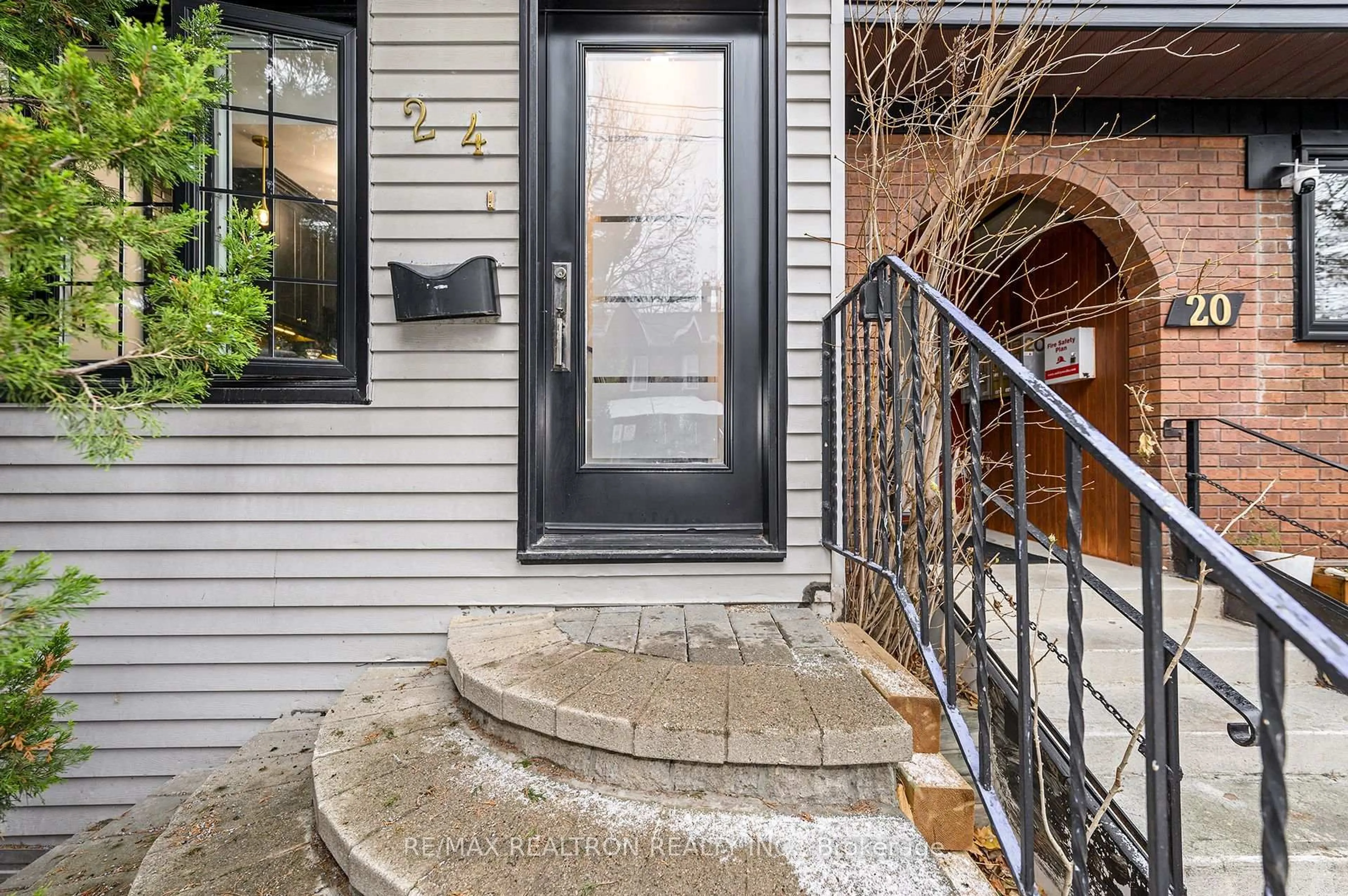 Indoor entryway for 24 Marion St, Toronto Ontario M6R 1E5