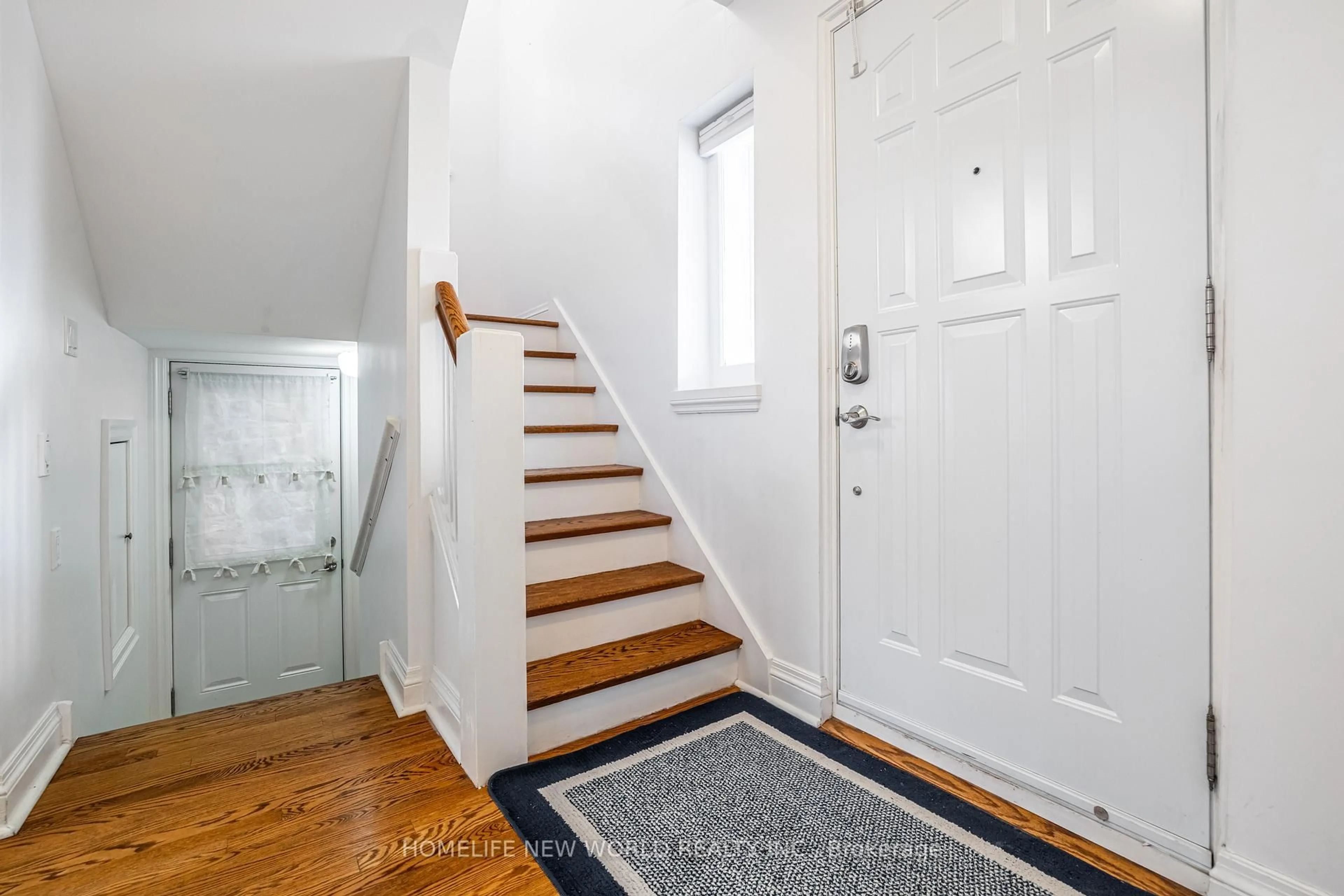 Indoor entryway for 1107 Royal York Rd, Toronto Ontario M8X 2G8