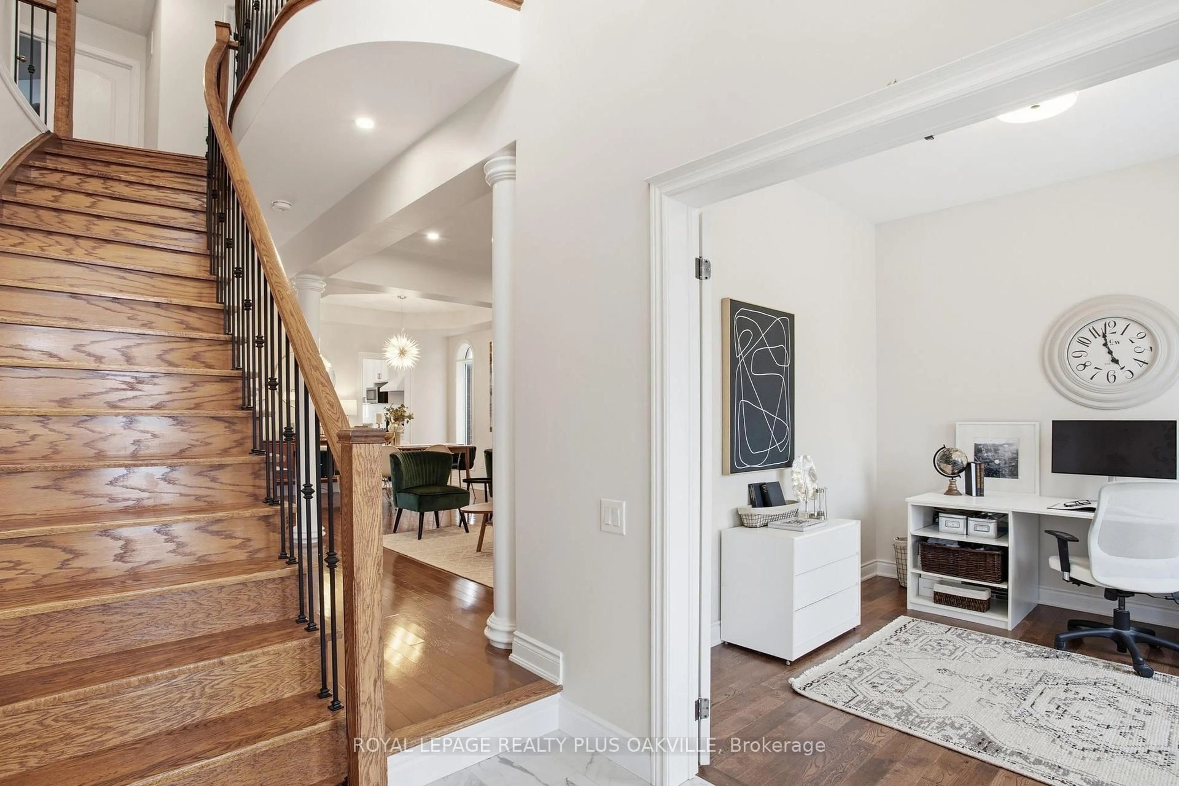 Indoor entryway for 3488 Rebecca St, Oakville Ontario L6L 6X9