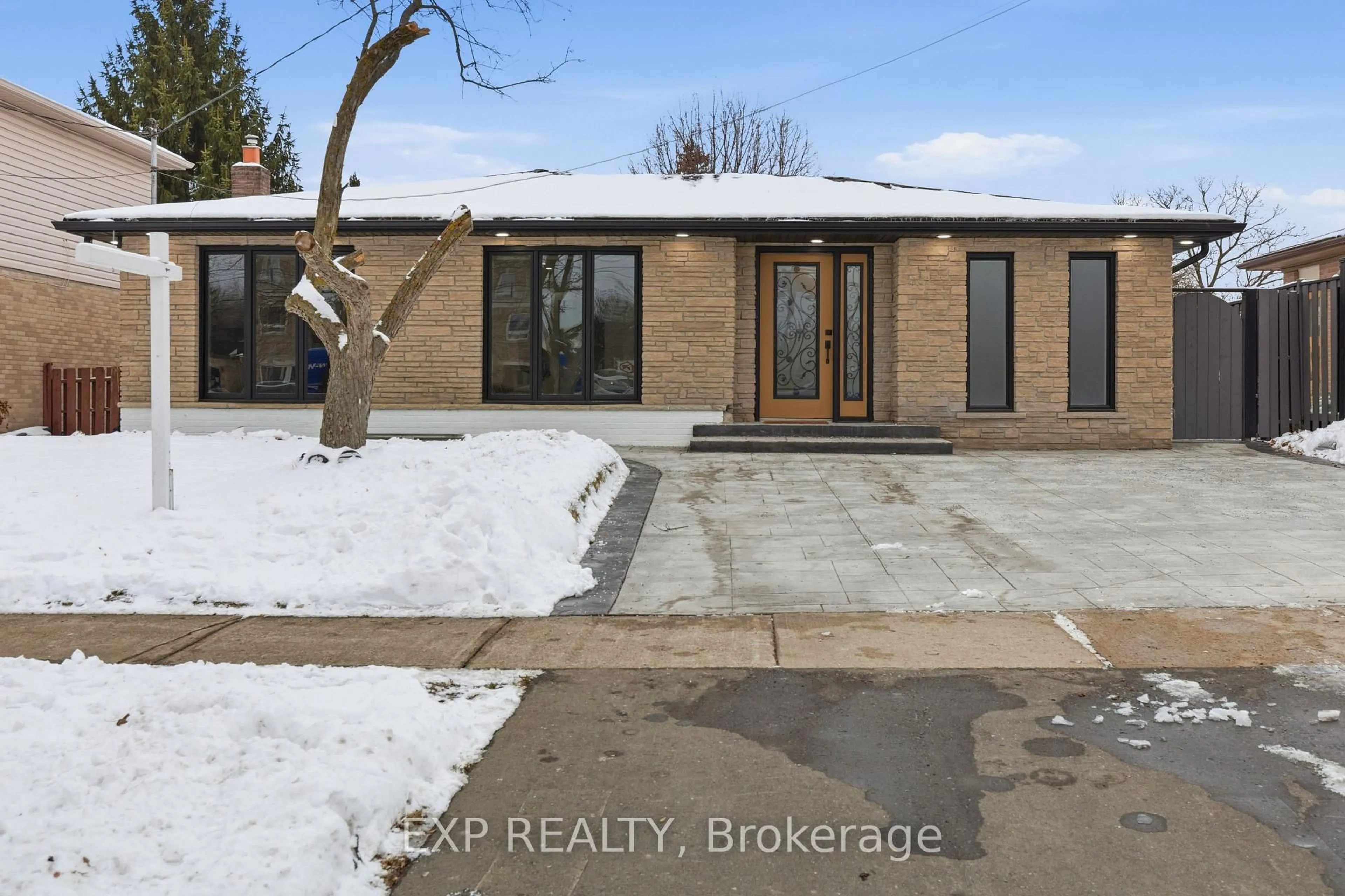 A pic from outside/outdoor area/front of a property/back of a property/a pic from drone, street for 80 Mountainview Rd, Halton Hills Ontario L7G 4K5