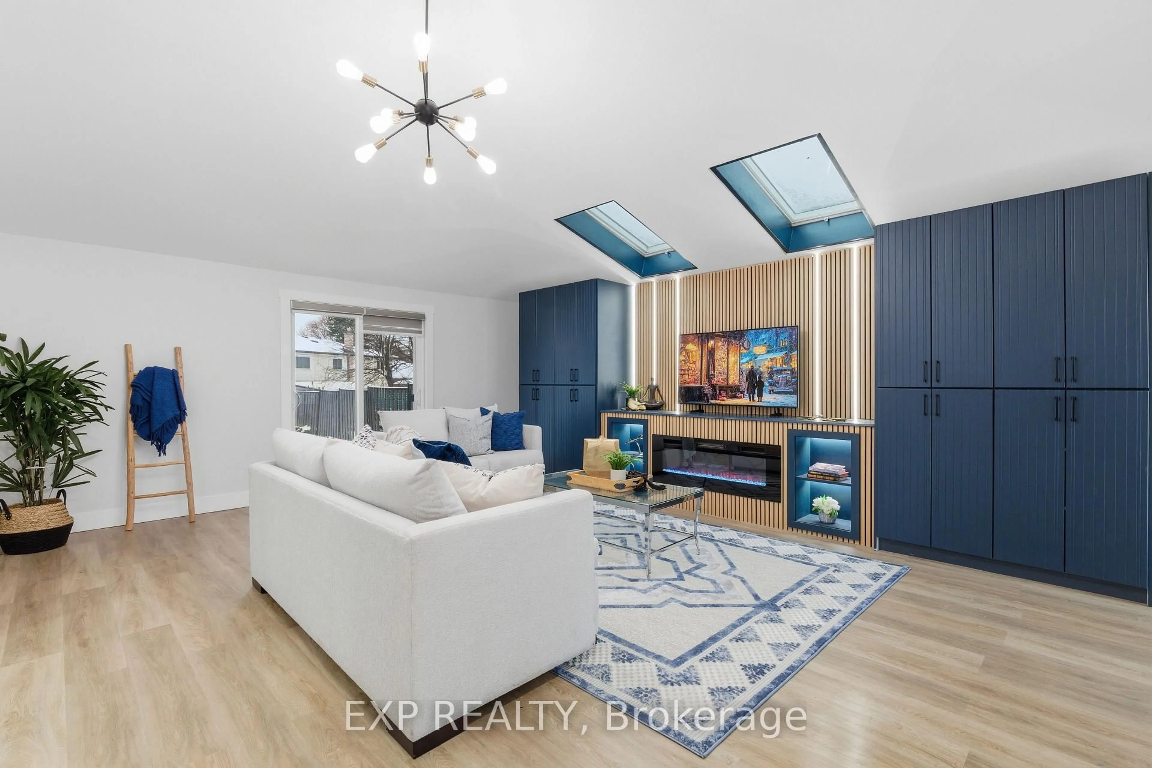 Living room with furniture, wood/laminate floor for 80 Mountainview Rd, Halton Hills Ontario L7G 4K5