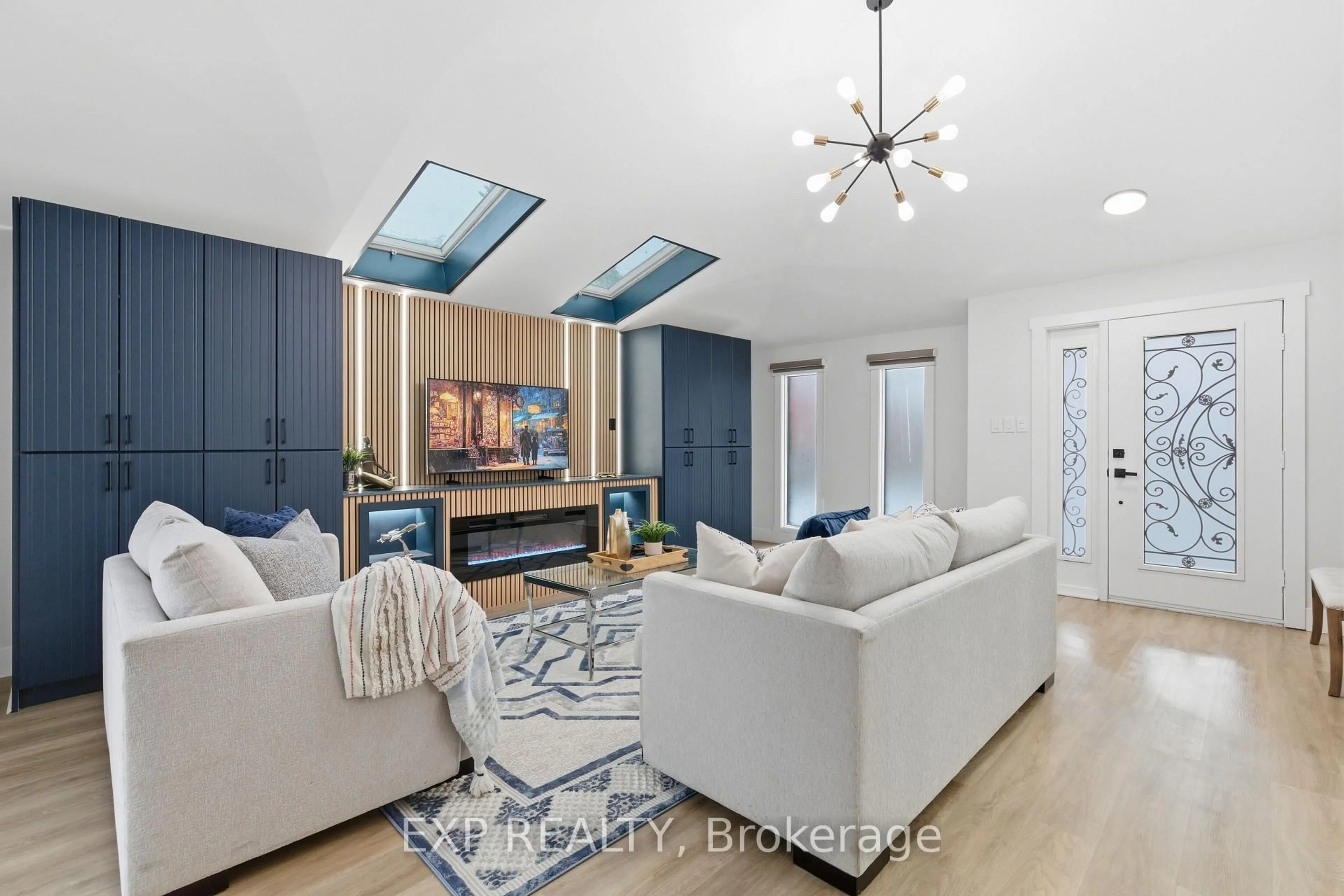 Living room with furniture, unknown for 80 Mountainview Rd, Halton Hills Ontario L7G 4K5