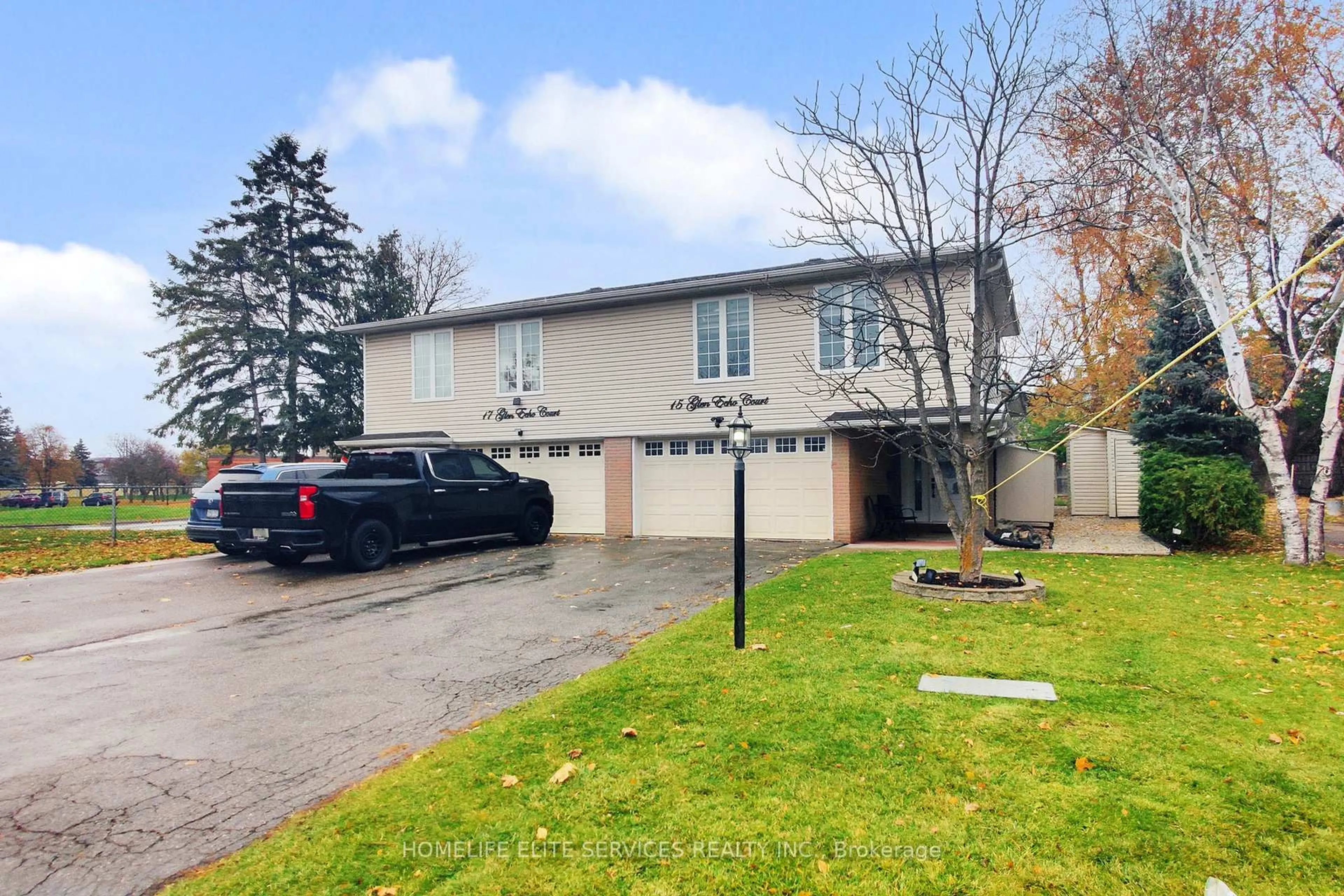 A pic from outside/outdoor area/front of a property/back of a property/a pic from drone, street for 15 Glen Echo Crt, Brampton Ontario L6S 5T9