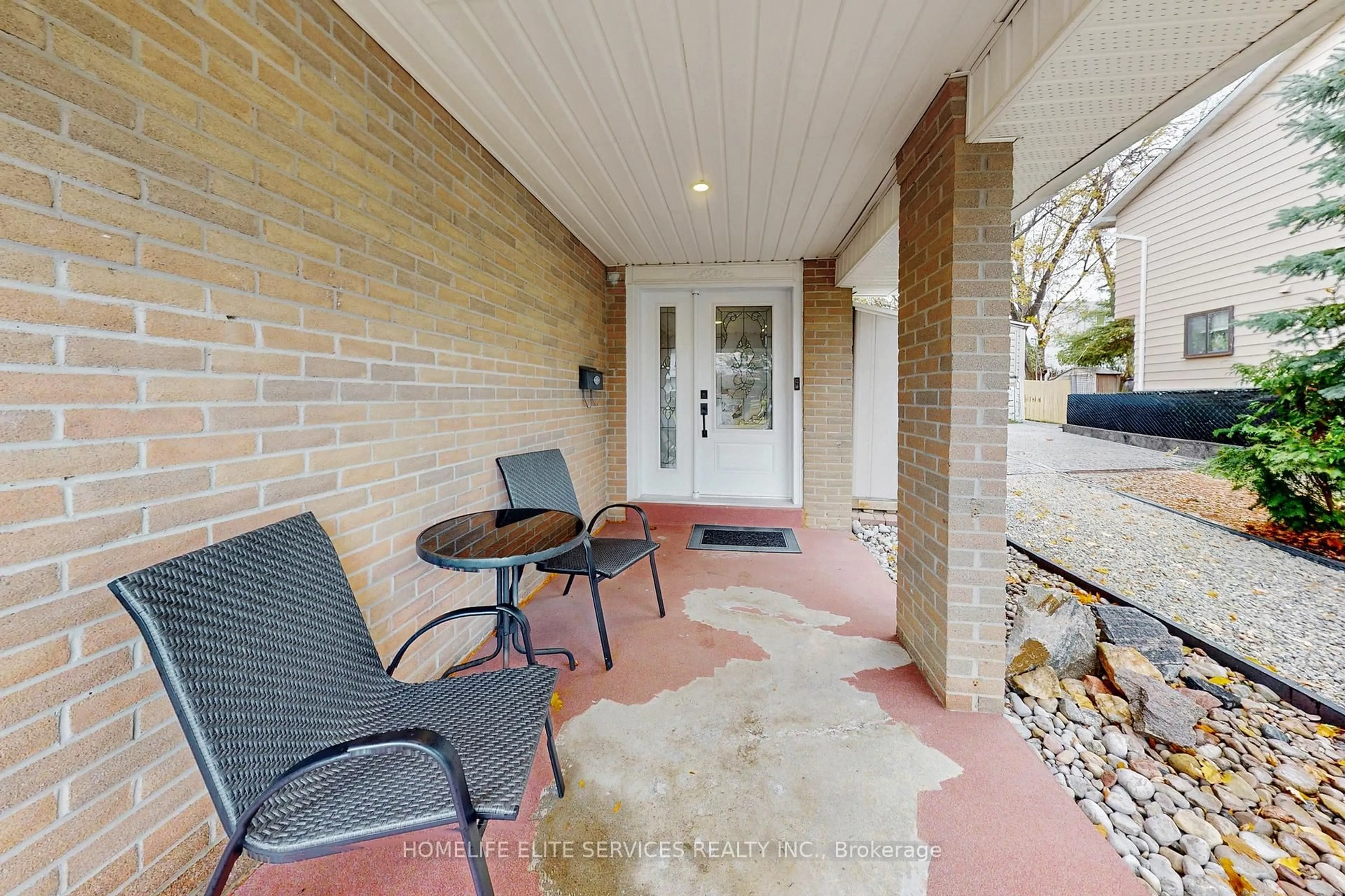 Patio, street for 15 Glen Echo Crt, Brampton Ontario L6S 5T9