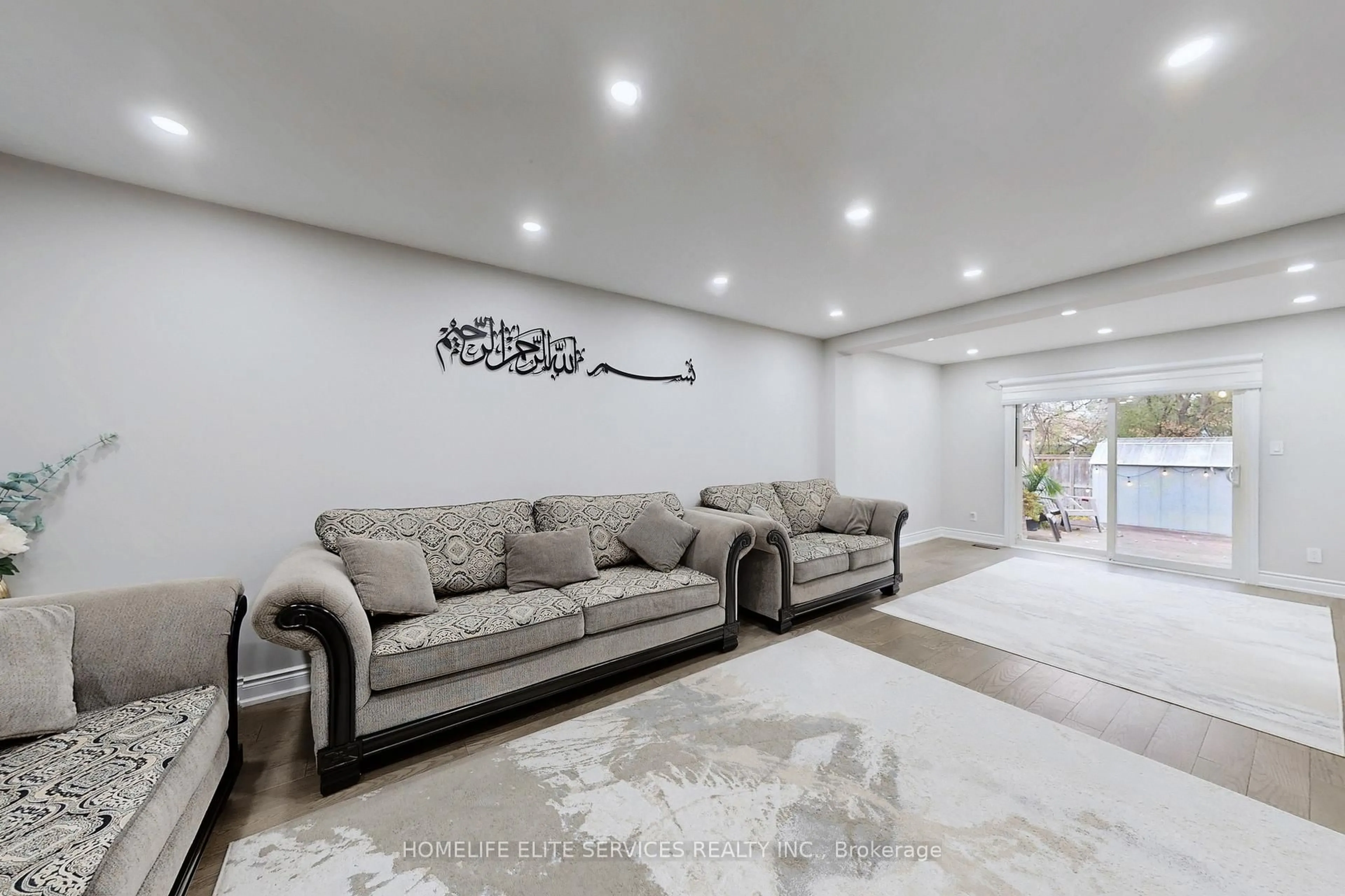 Living room with furniture, unknown for 15 Glen Echo Crt, Brampton Ontario L6S 5T9