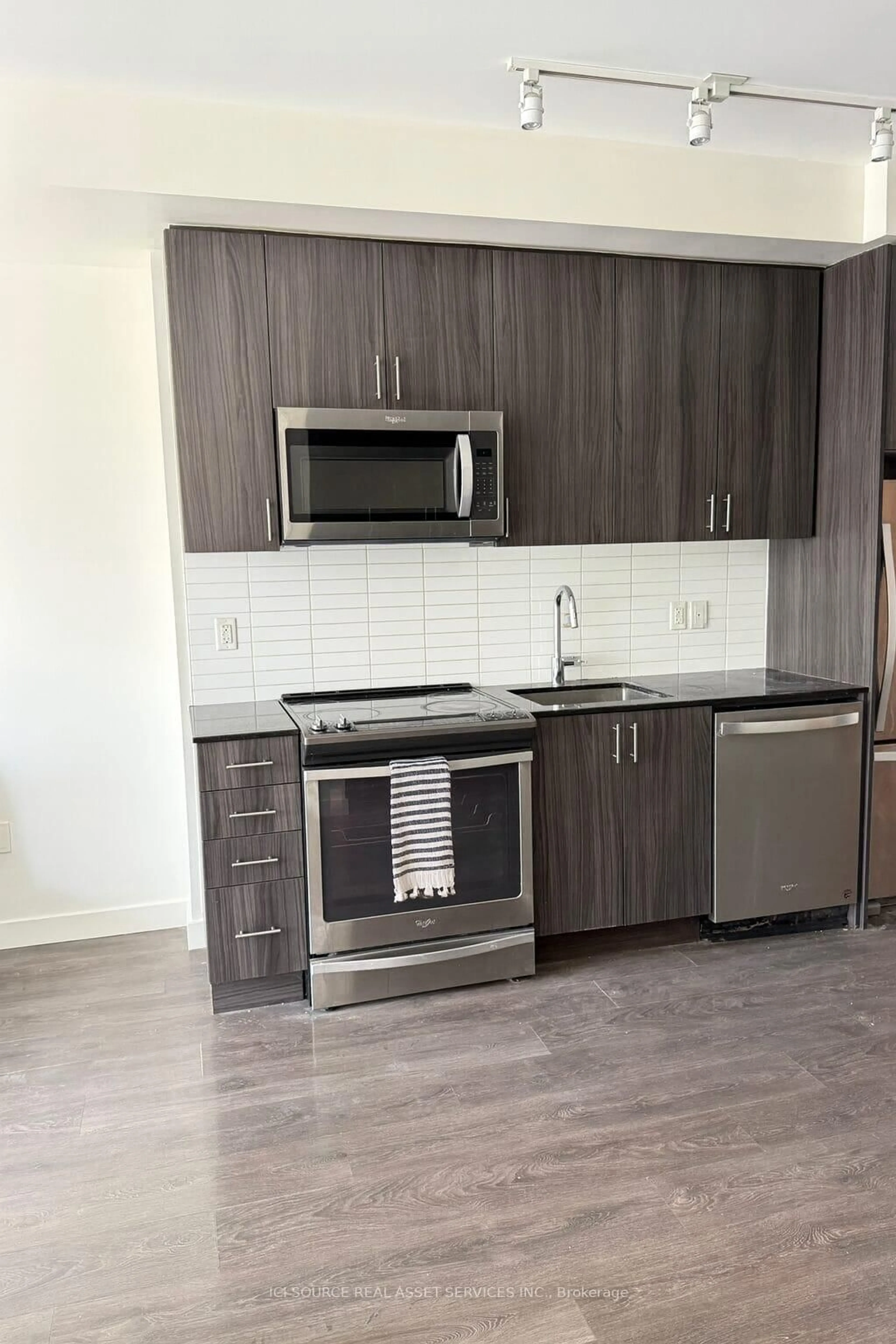 Standard kitchen, wood/laminate floor for 210 Sabina Dr #104, Oakville Ontario L6H 7C3