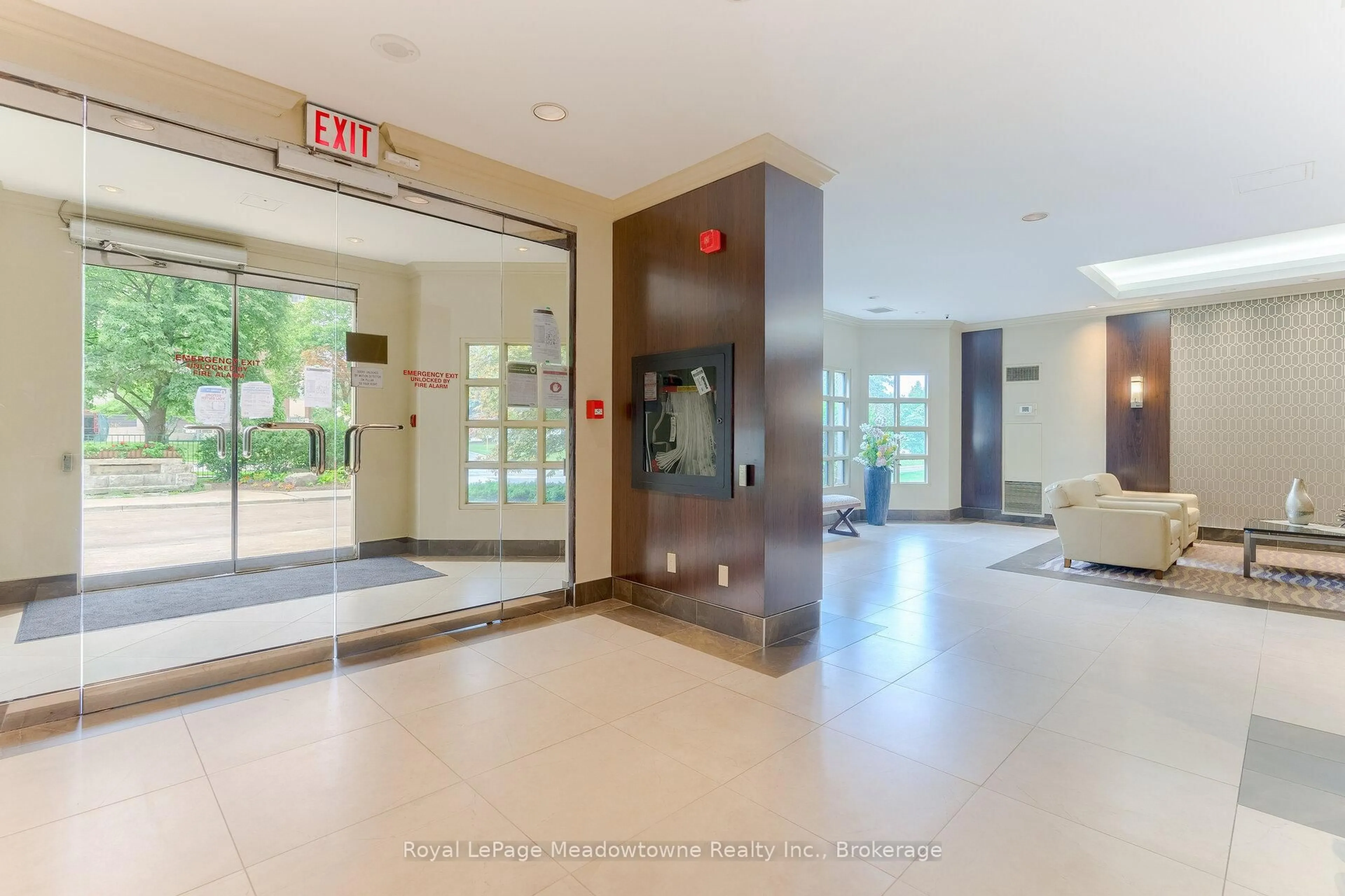 Indoor foyer for 100 Millside Dr #1003, Milton Ontario L9T 5E2