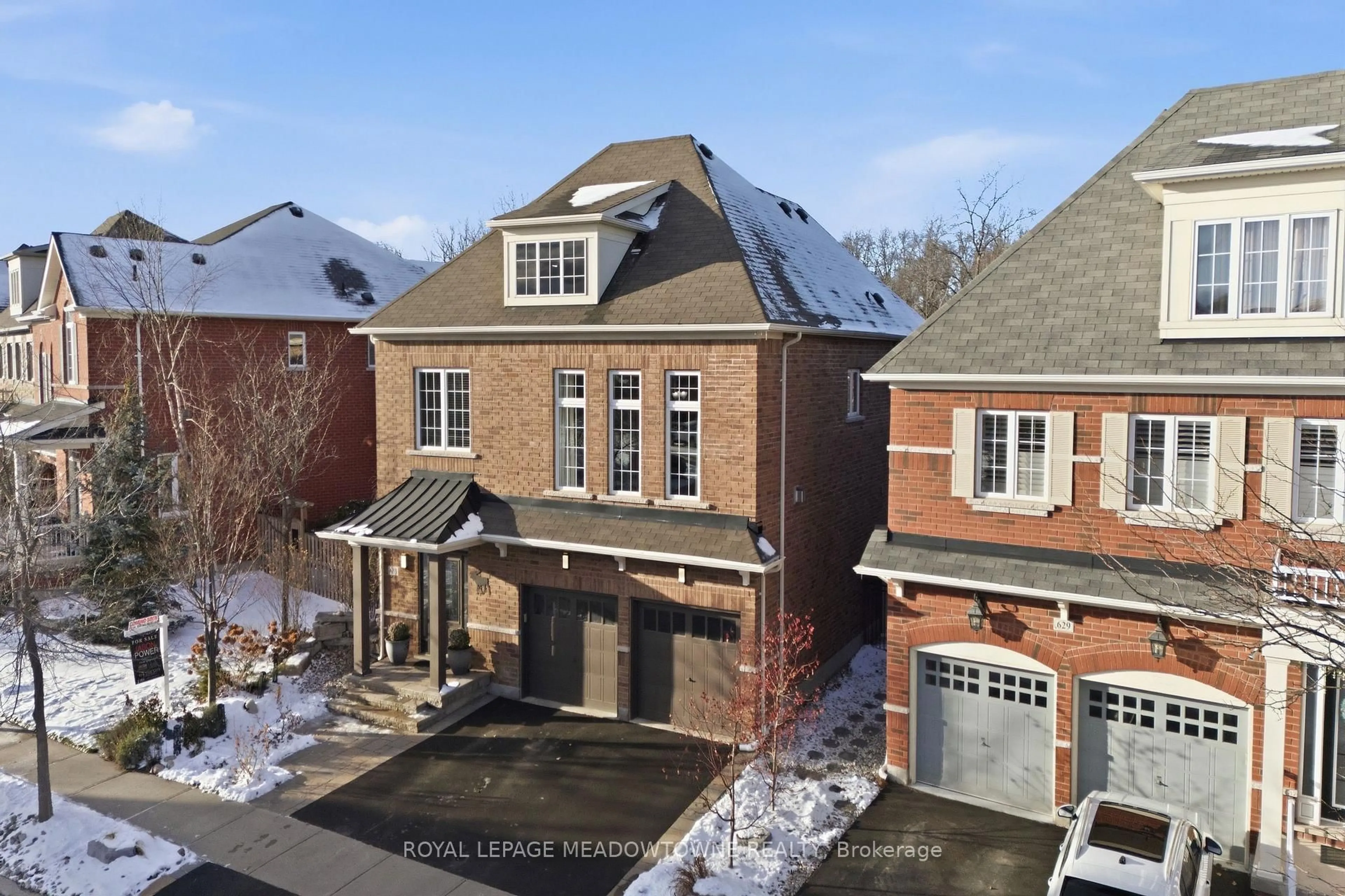 A pic from outside/outdoor area/front of a property/back of a property/a pic from drone, street for 633 Wettlaufer Terr, Milton Ontario L9T 8N1