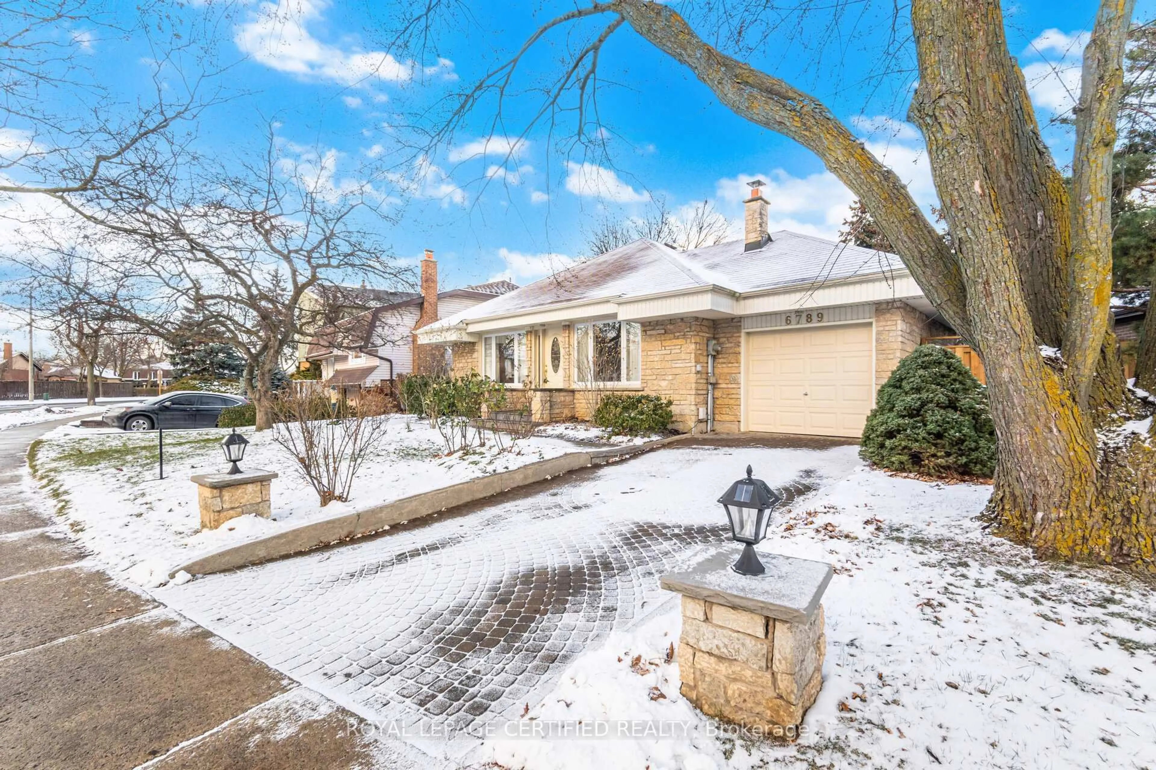 A pic from outside/outdoor area/front of a property/back of a property/a pic from drone, street for 6789 Shelter Bay Rd, Mississauga Ontario L5N 1T7