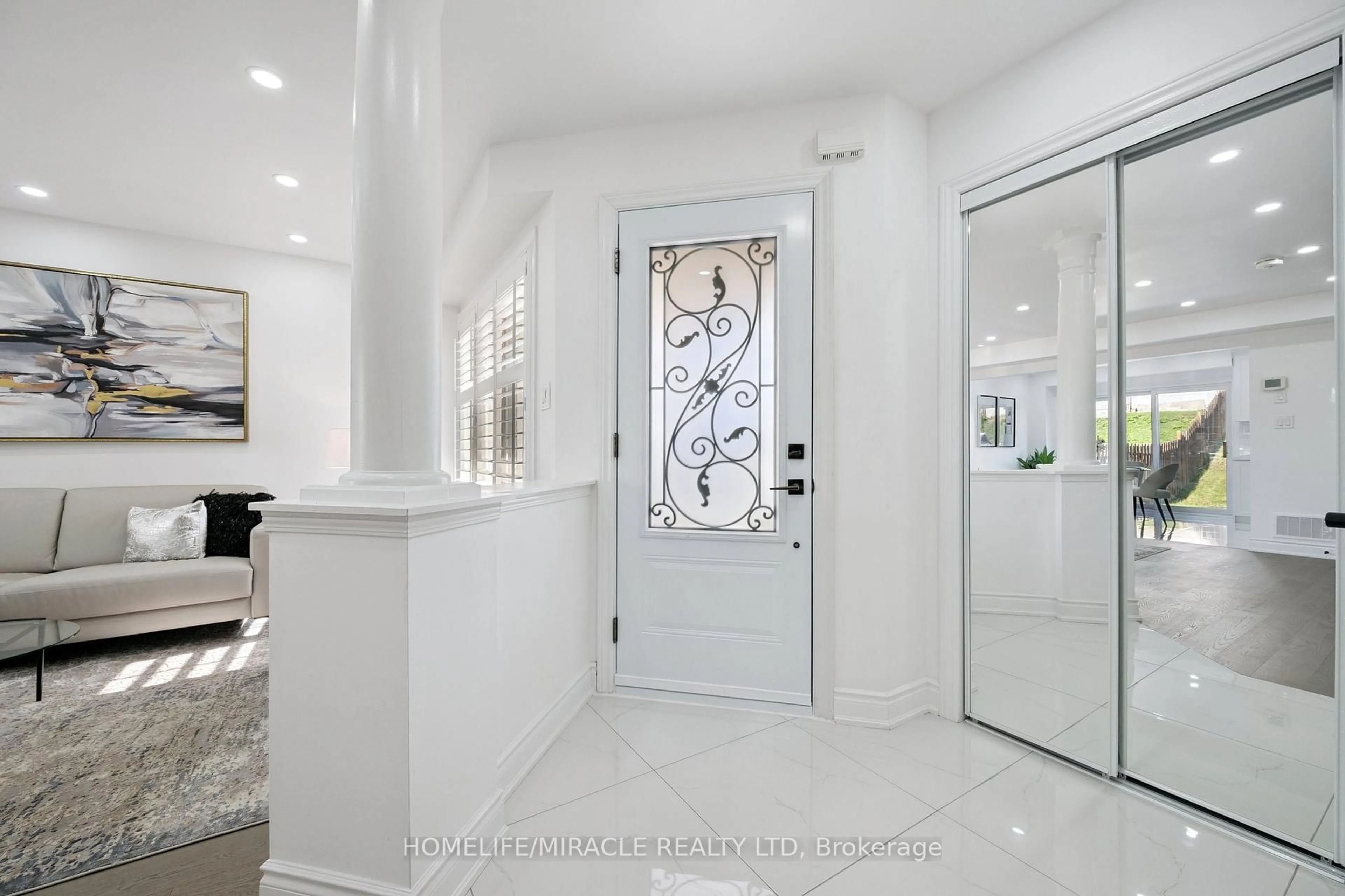 Indoor entryway for 7562 Black Walnut Tr, Mississauga Ontario L5N 8A9