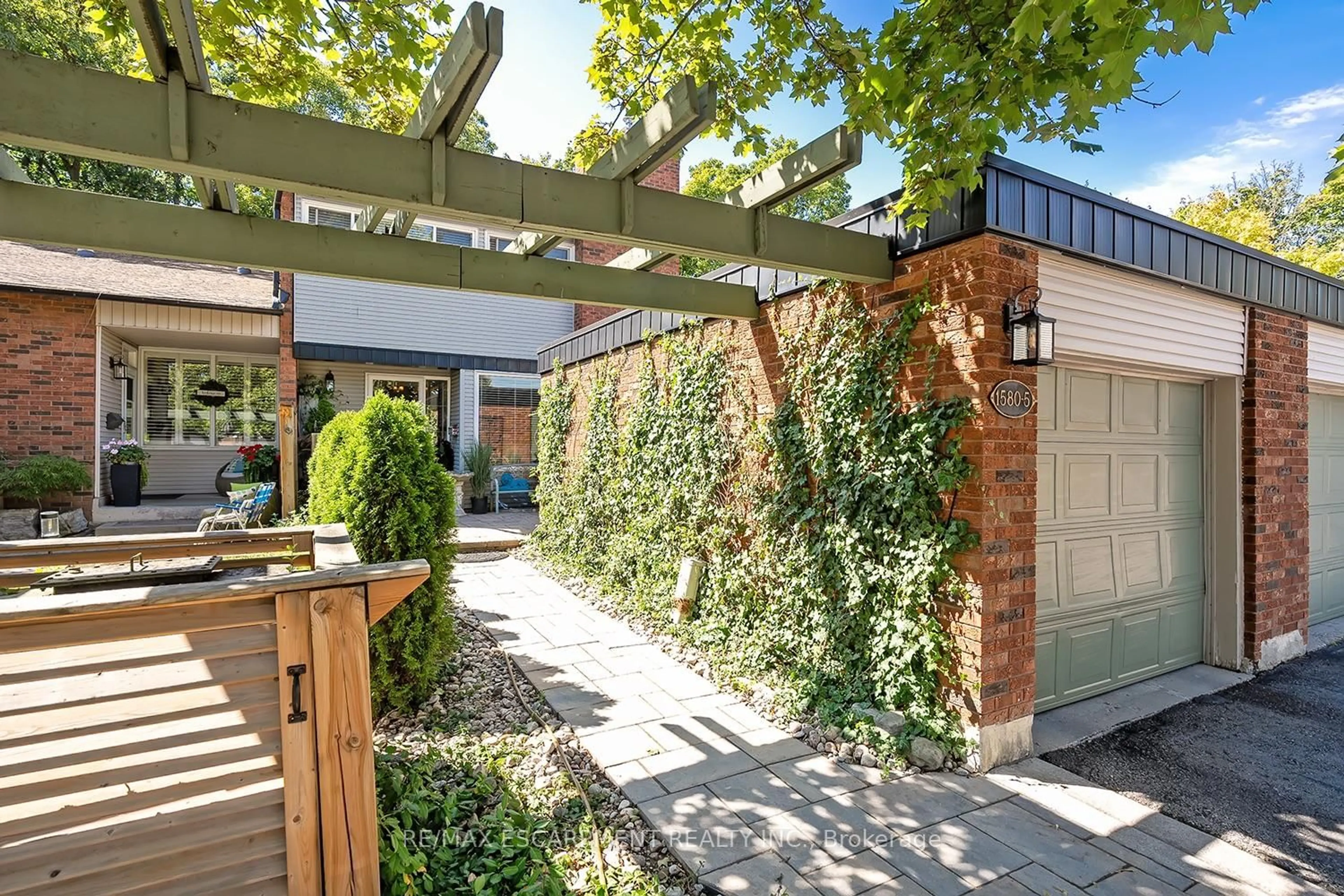 Patio, street for 1580 Kerns Rd #5, Burlington Ontario L7P 3A7