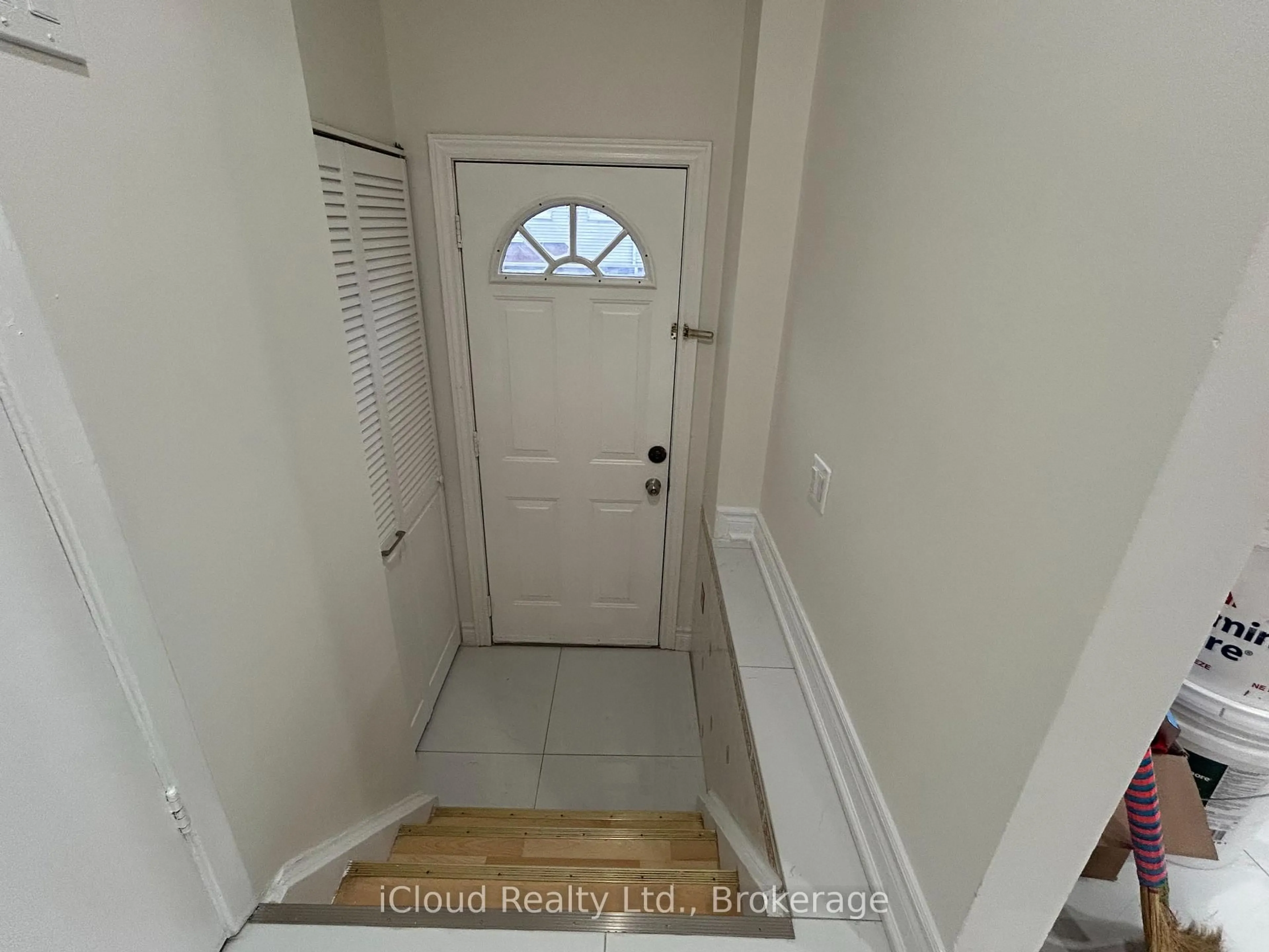 Indoor entryway for 400 Mississauga Valley Blvd #88, Mississauga Ontario L5A 3N6
