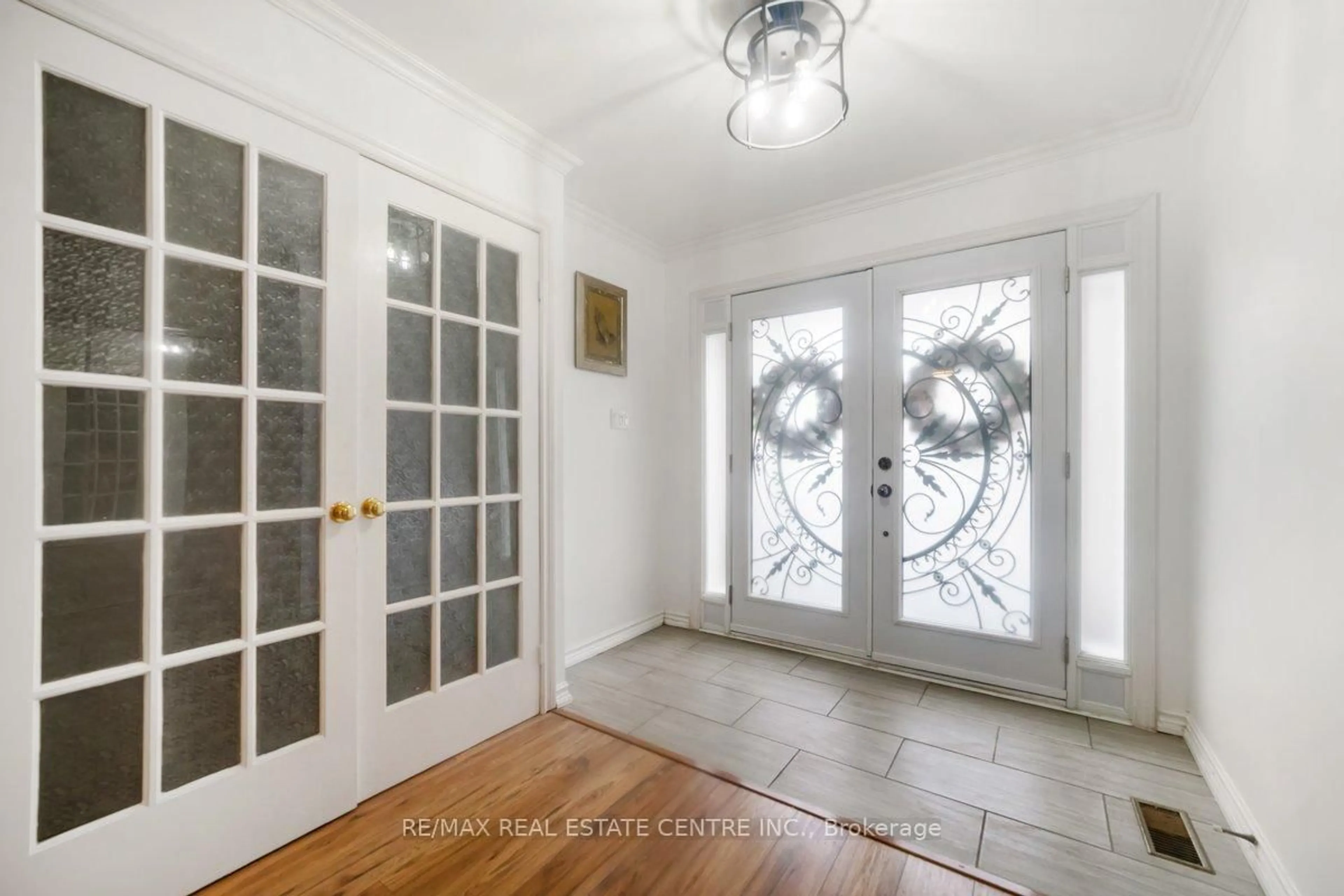 Indoor entryway for 48 Howell St, Brampton Ontario L6Y 3H8