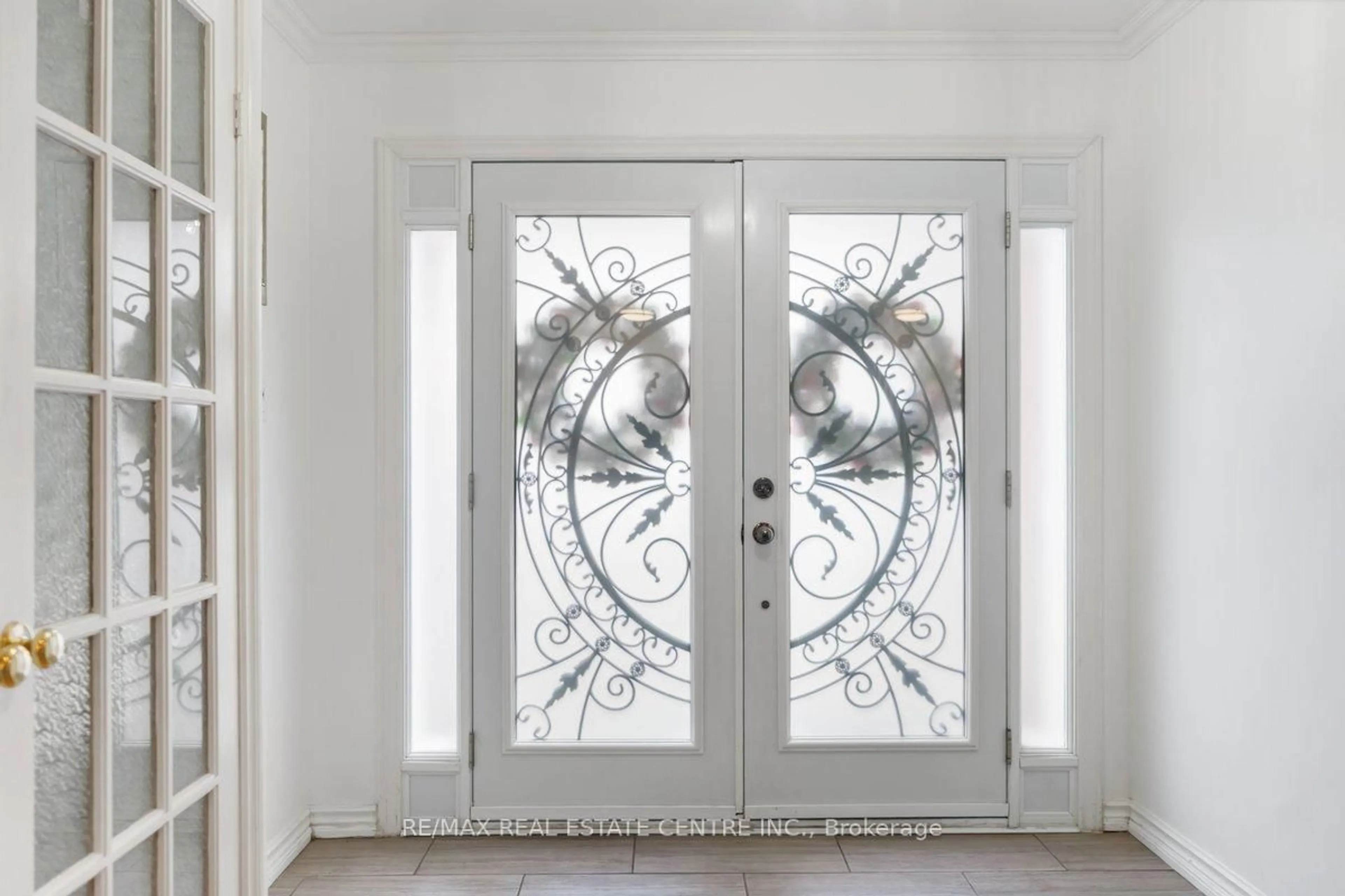 Indoor entryway for 48 Howell St, Brampton Ontario L6Y 3H8