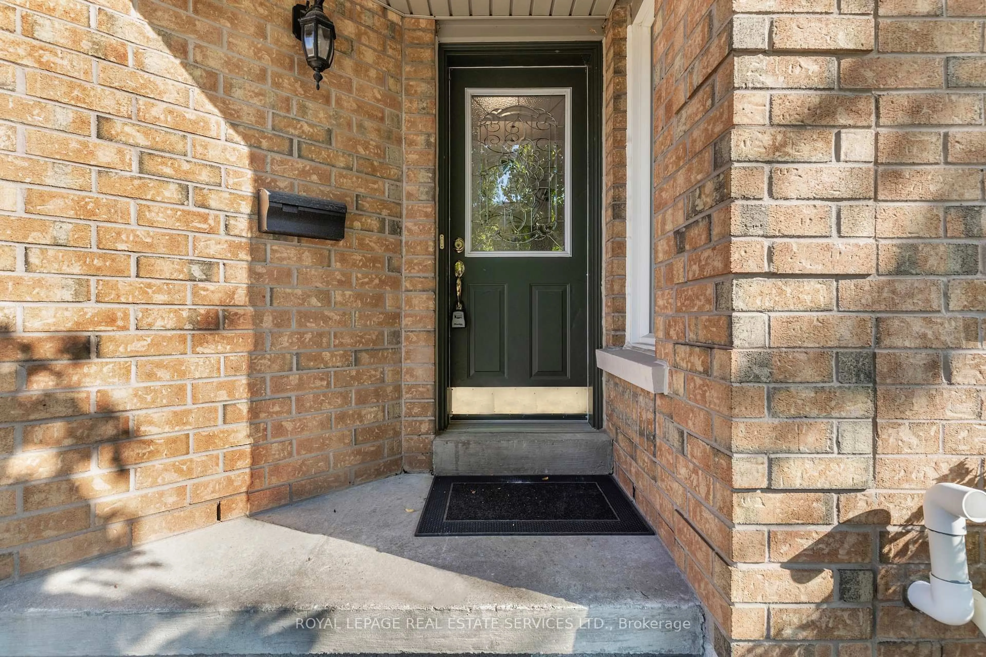 Indoor entryway for 5230 Glen Erin Dr #63, Mississauga Ontario L5M 5Z7