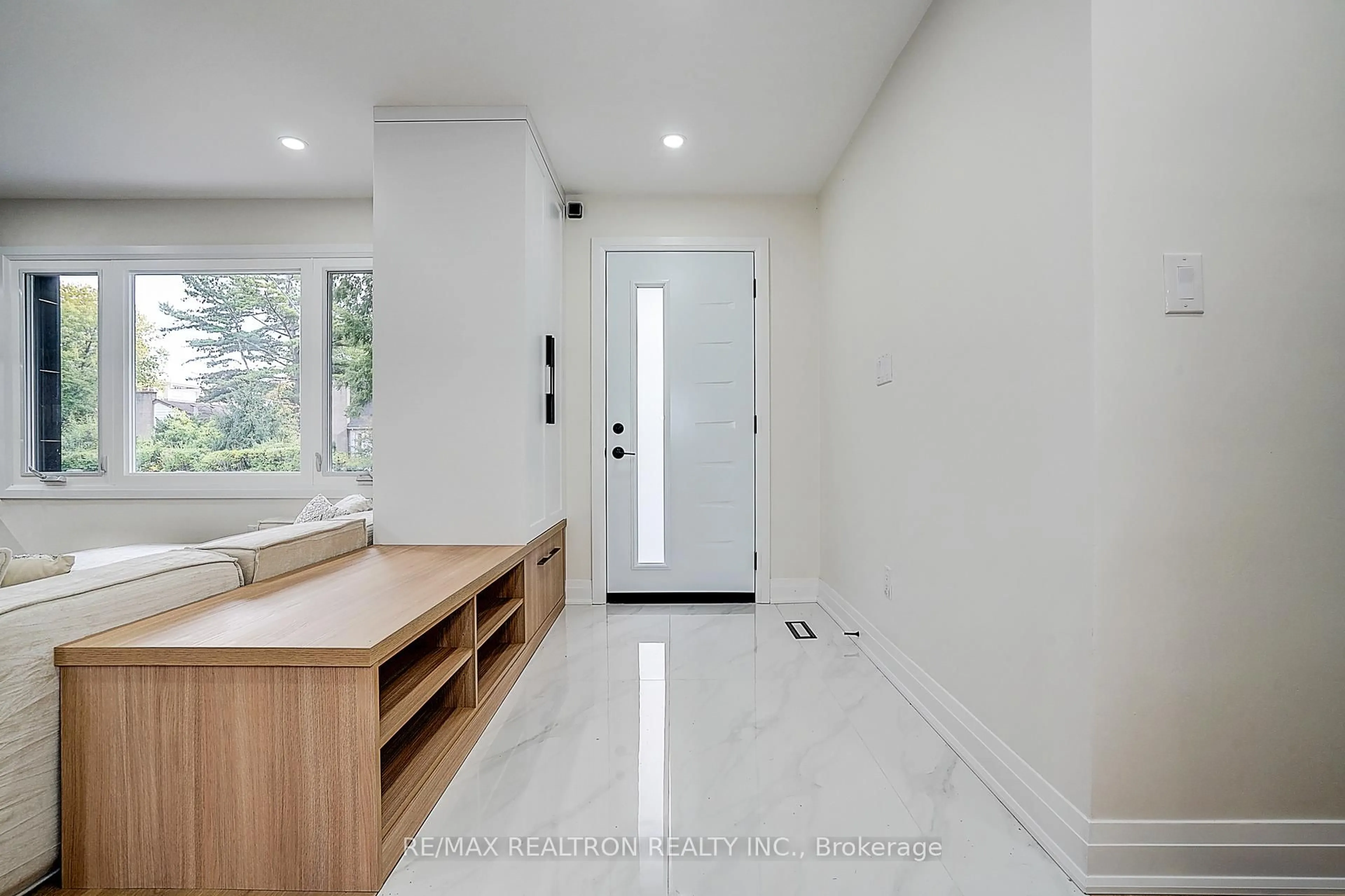 Indoor entryway for 163 Maurice Dr, Oakville Ontario L6K 2W8