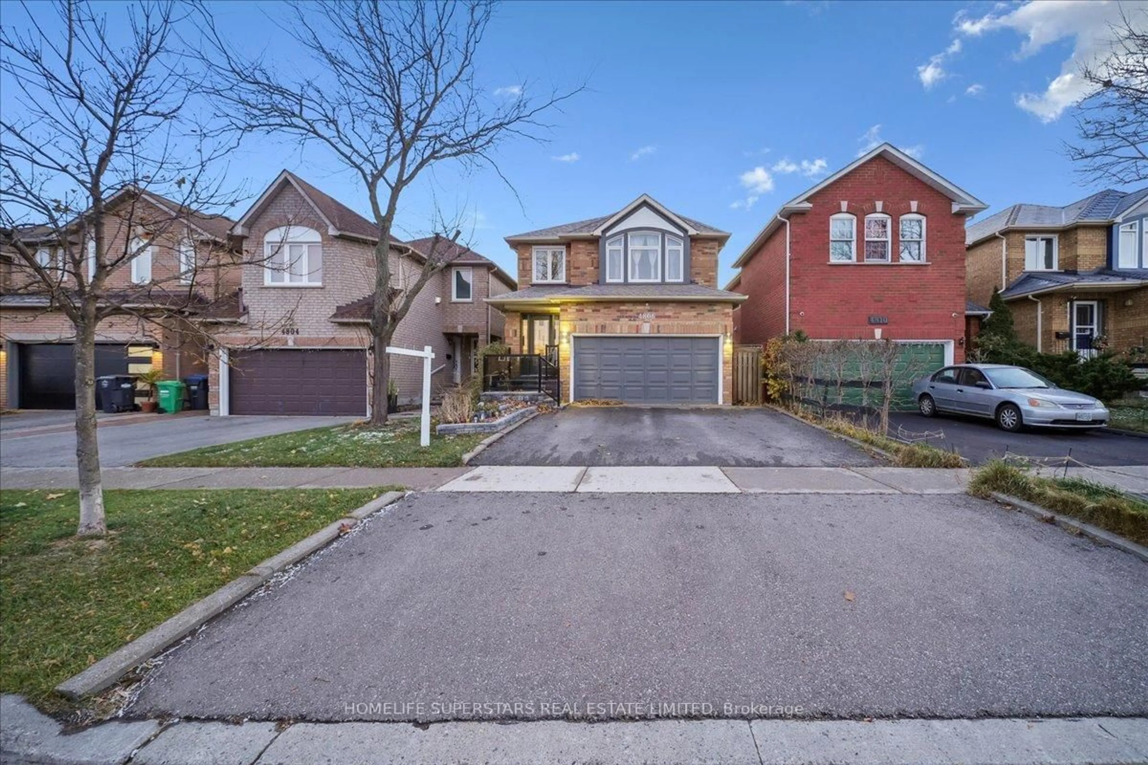 A pic from outside/outdoor area/front of a property/back of a property/a pic from drone, street for 4806 Rosebush Rd, Mississauga Ontario L5M 5N1