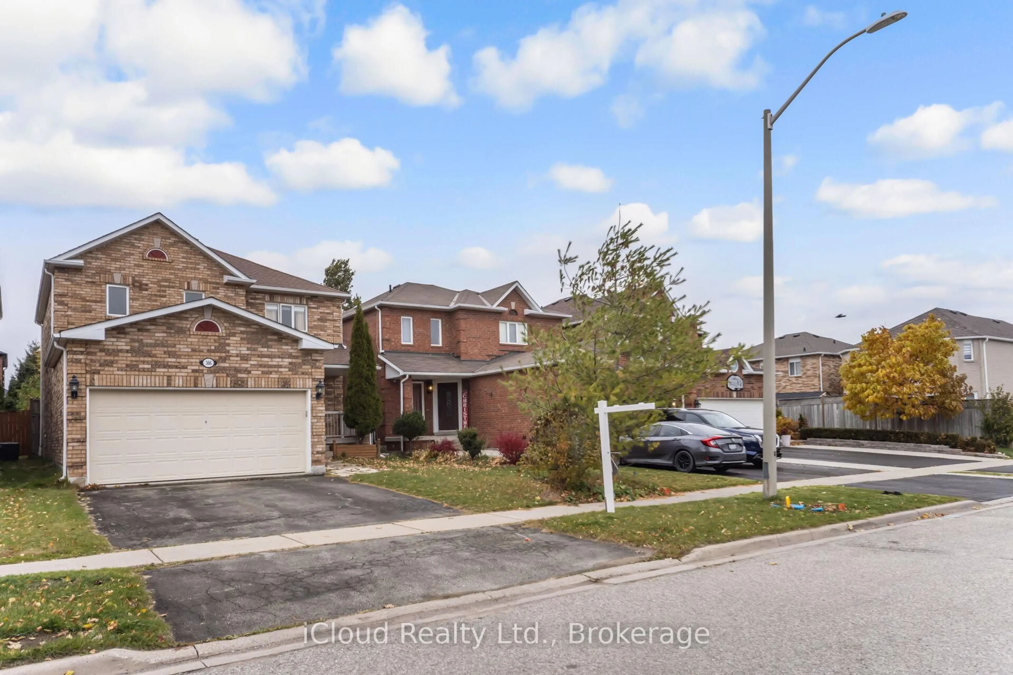 A pic from outside/outdoor area/front of a property/back of a property/a pic from drone, street for 366 Marshall Cres, Orangeville Ontario L9W 4Y4