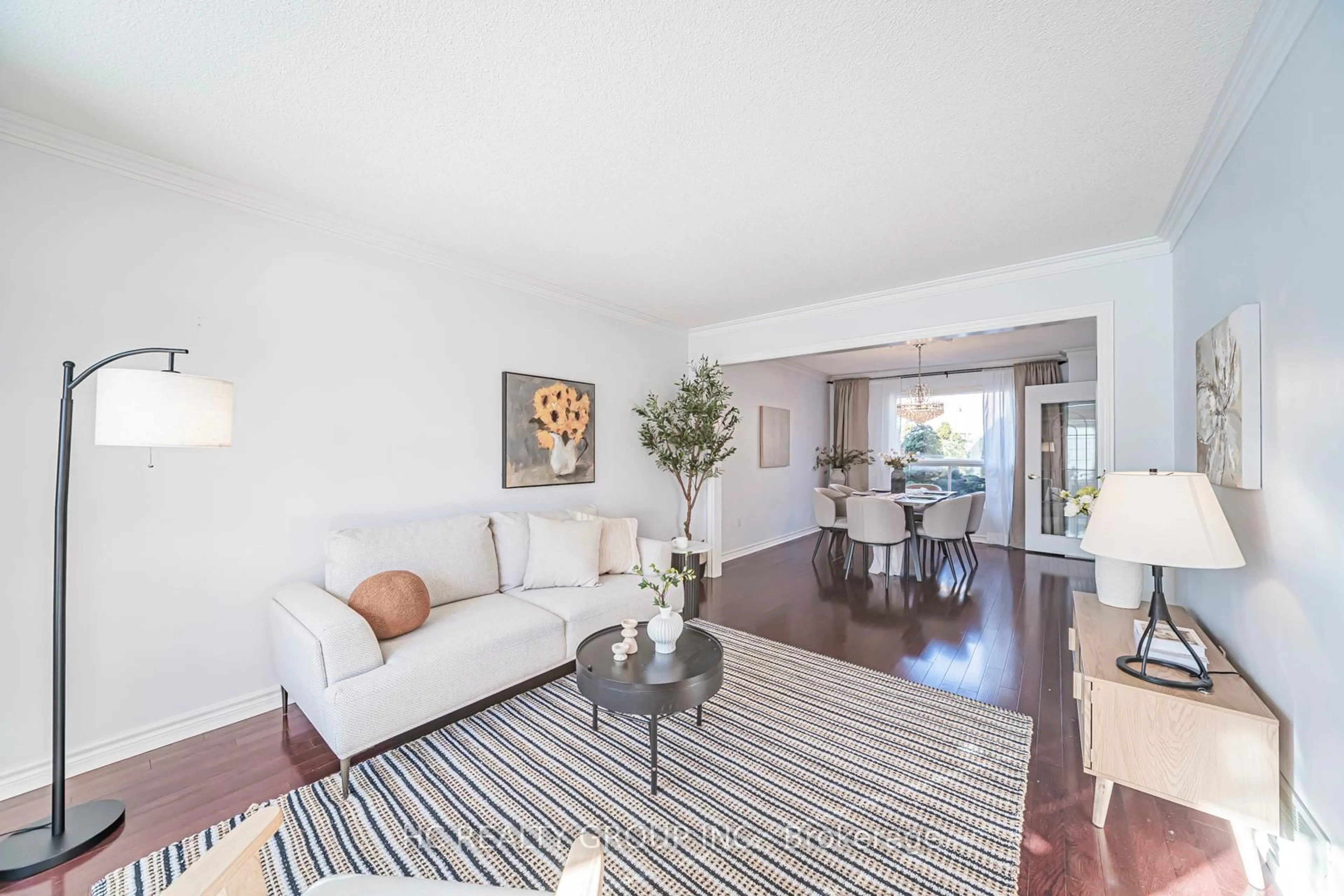 Living room with furniture, unknown for 2066 Pineview Dr, Oakville Ontario L6H 5M4