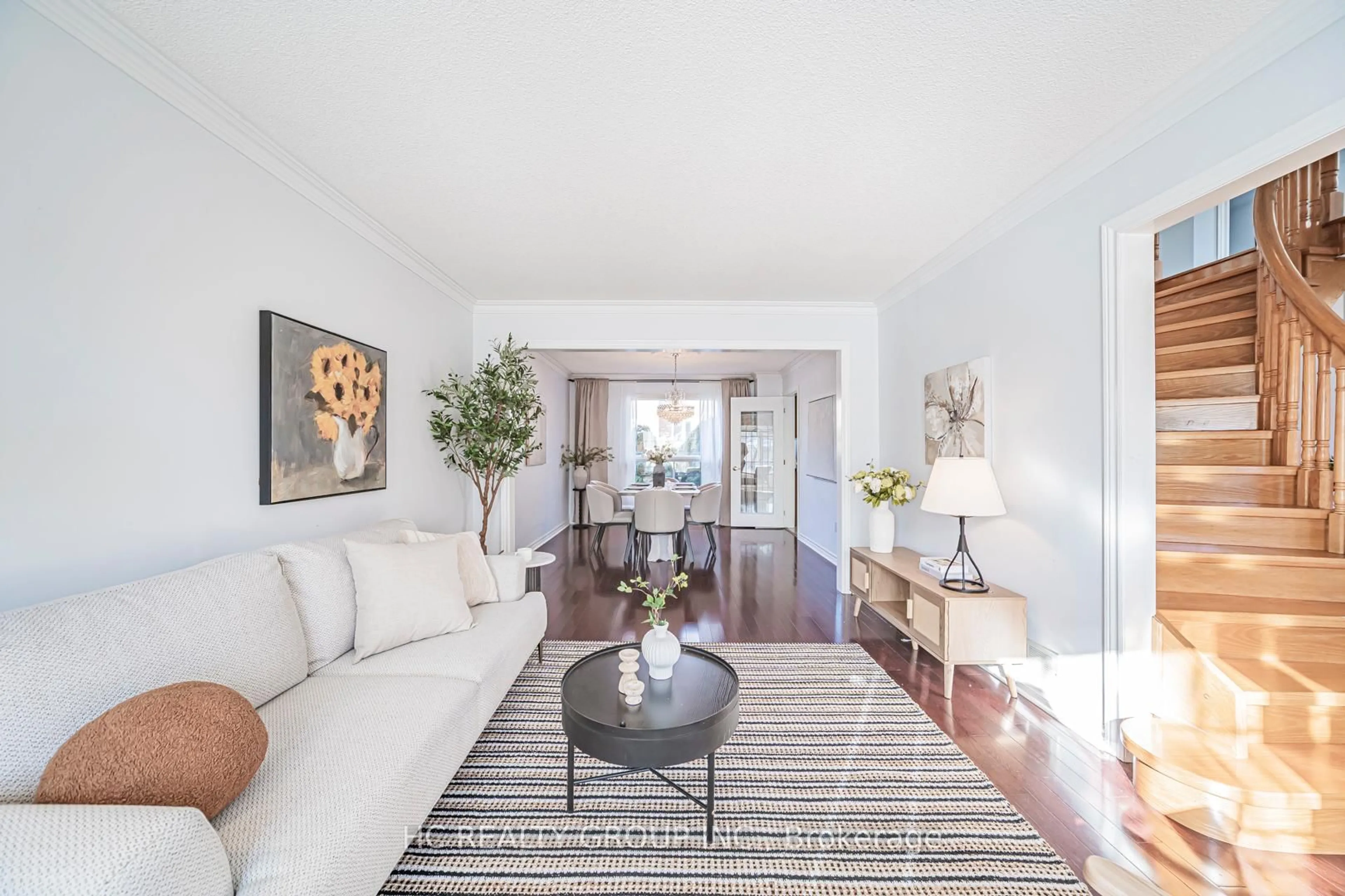 Living room with furniture, unknown for 2066 Pineview Dr, Oakville Ontario L6H 5M4