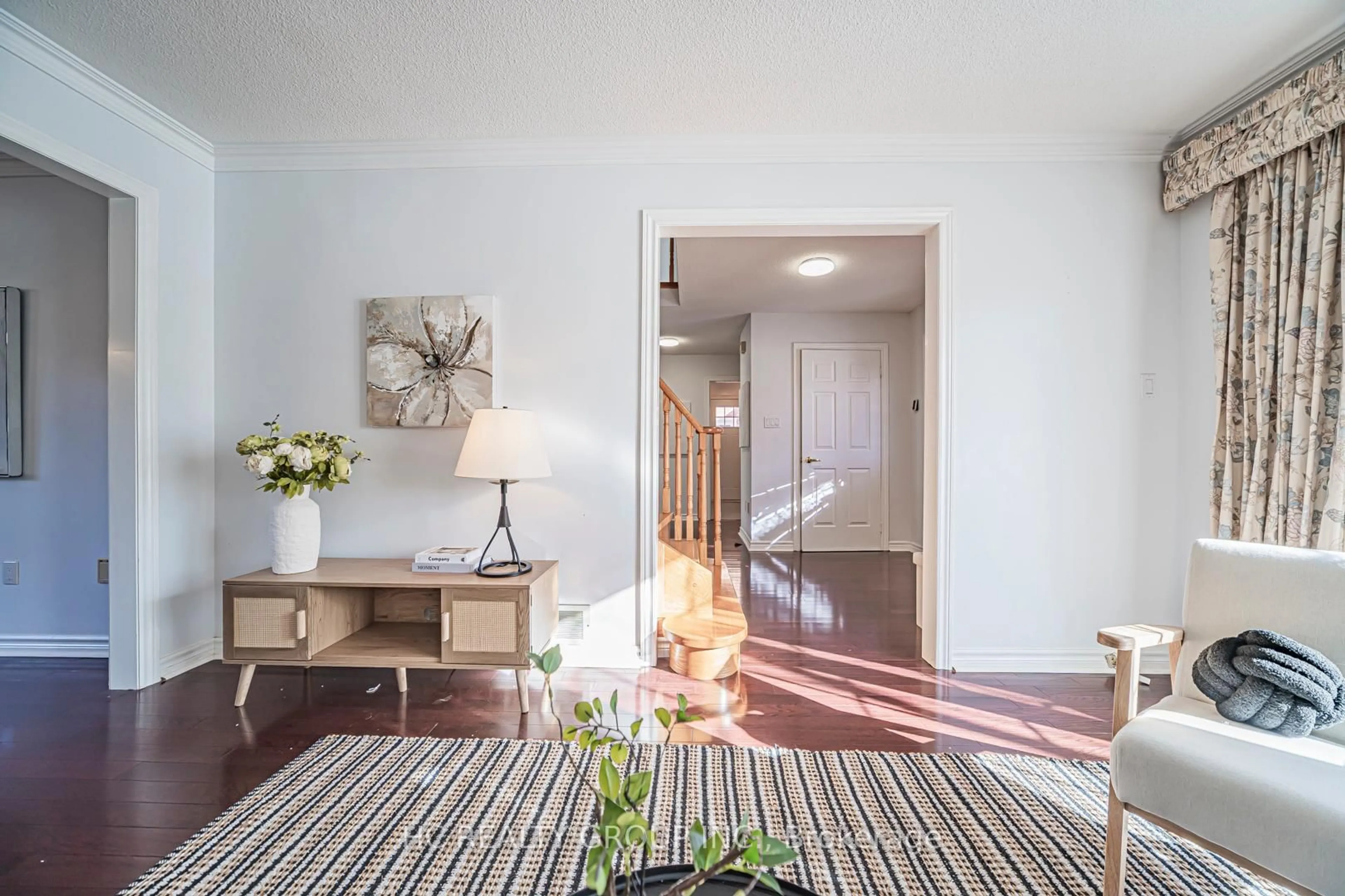 Indoor entryway for 2066 Pineview Dr, Oakville Ontario L6H 5M4