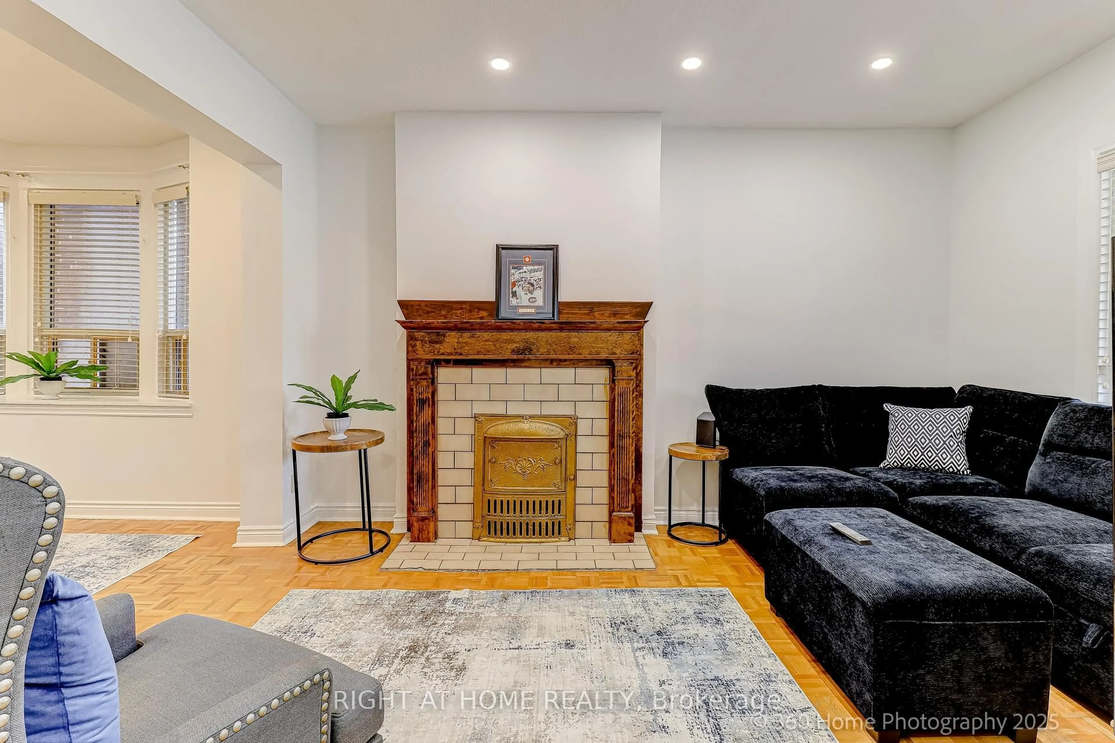 Living room with furniture, unknown for 709 Dupont St, Toronto Ontario M6G 1Z5