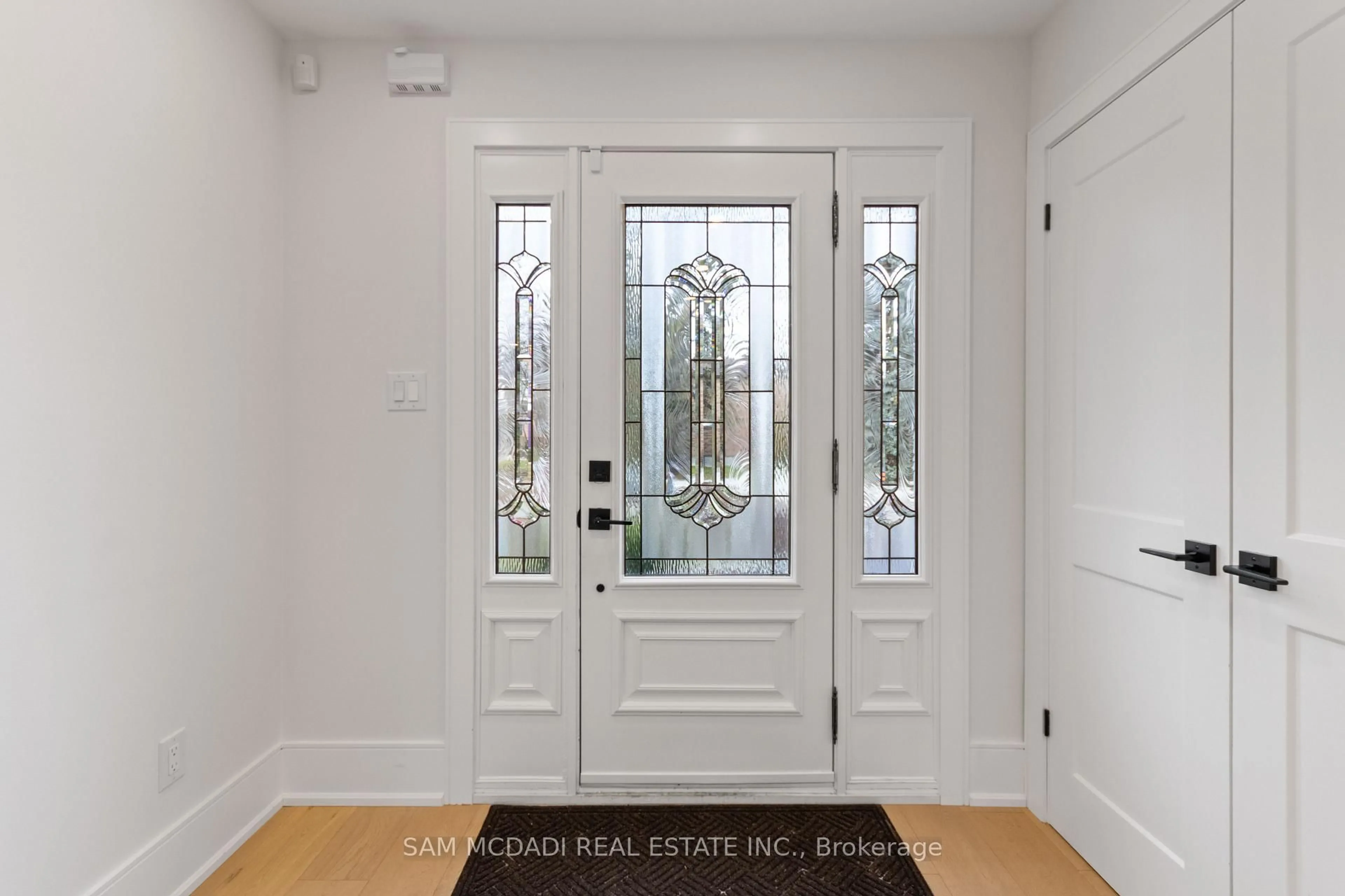 Indoor entryway for 1882 Sherwood Forrest Circ, Mississauga Ontario L5K 2E7