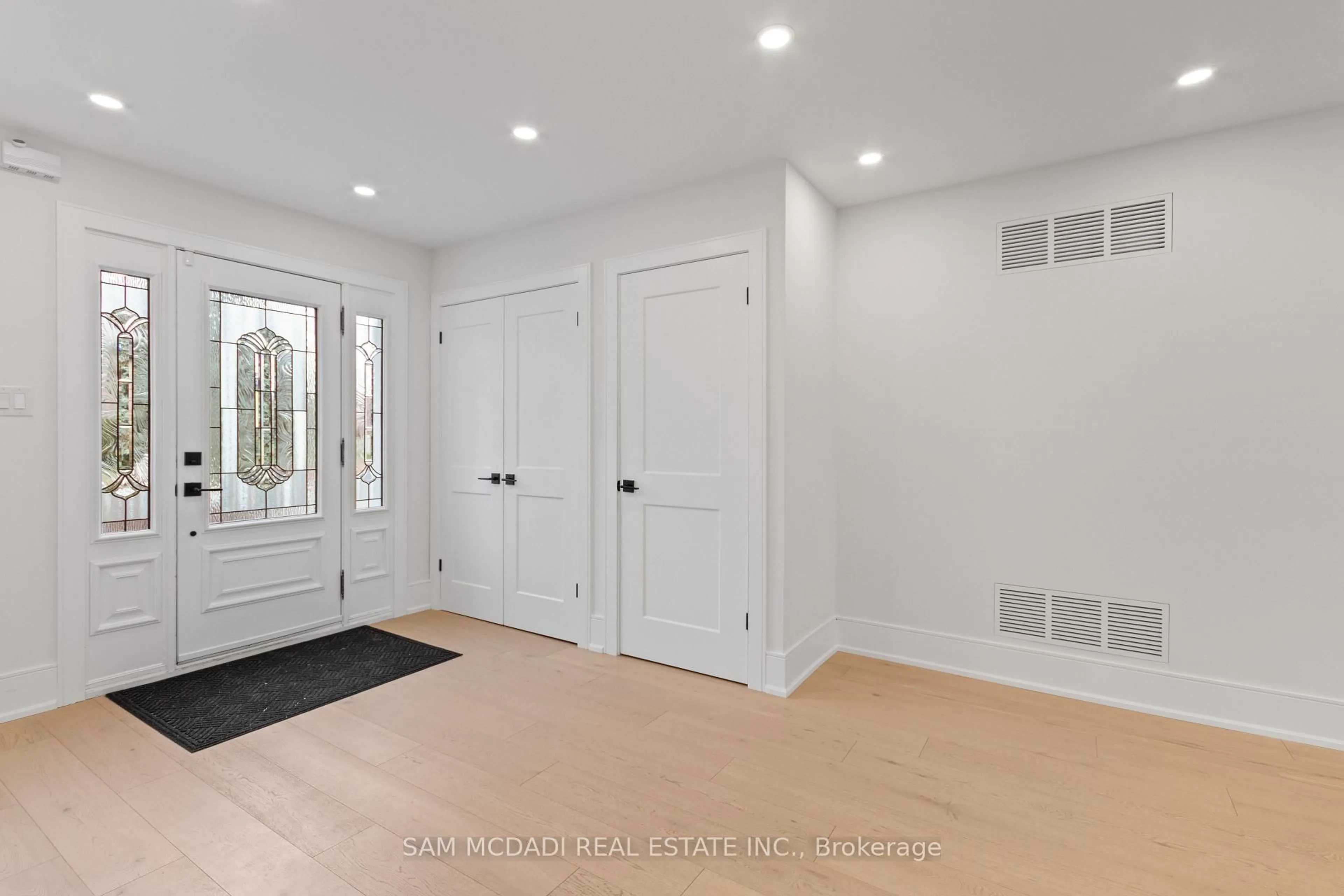 Indoor entryway for 1882 Sherwood Forrest Circ, Mississauga Ontario L5K 2E7