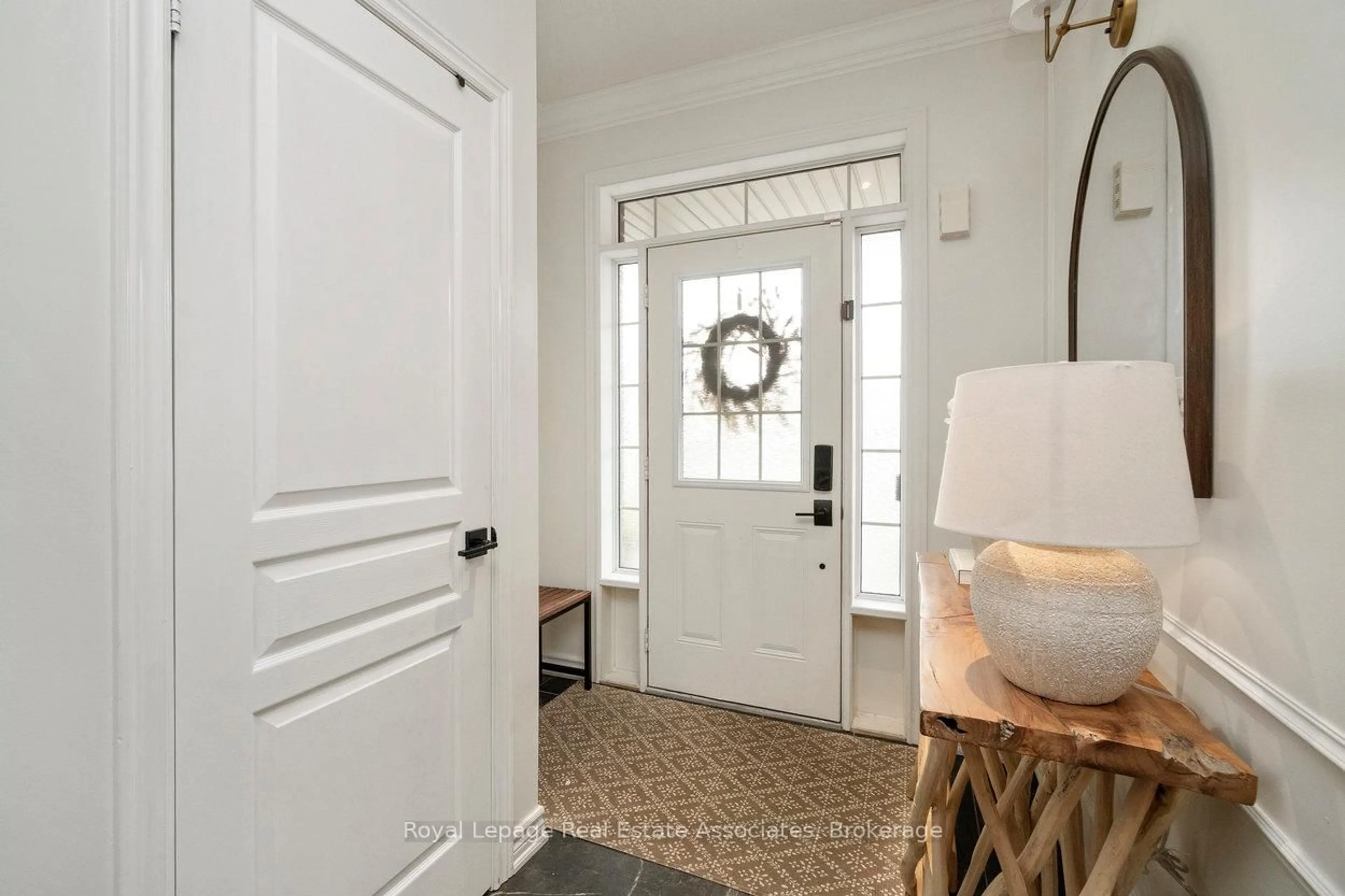 Indoor entryway for 30 Danfield Crt, Brampton Ontario L6Y 2X9